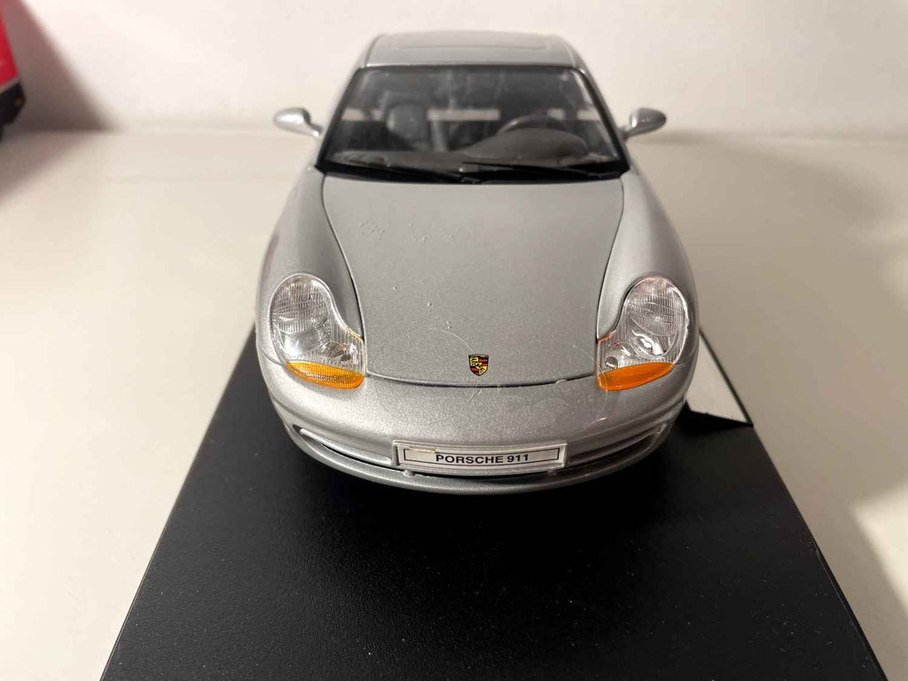 Porsche 911 (996) Grau von 1997 - WELLY (Maßstab: 1/18)