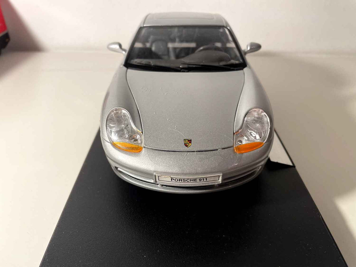 Porsche 911 (996) Grau von 1997 - WELLY (Maßstab: 1/18)