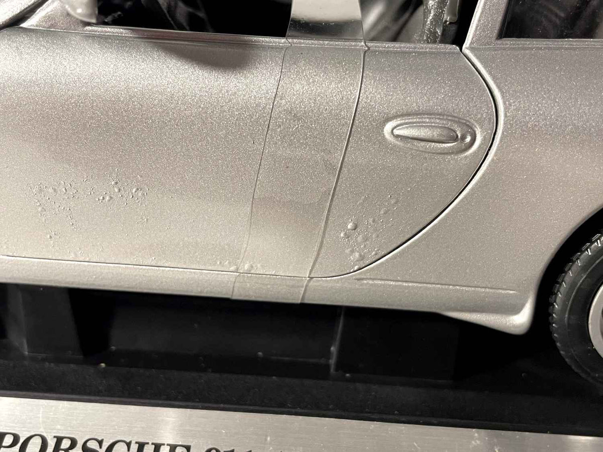 Porsche 911 (996) Grau von 1997 - WELLY (Maßstab: 1/18)