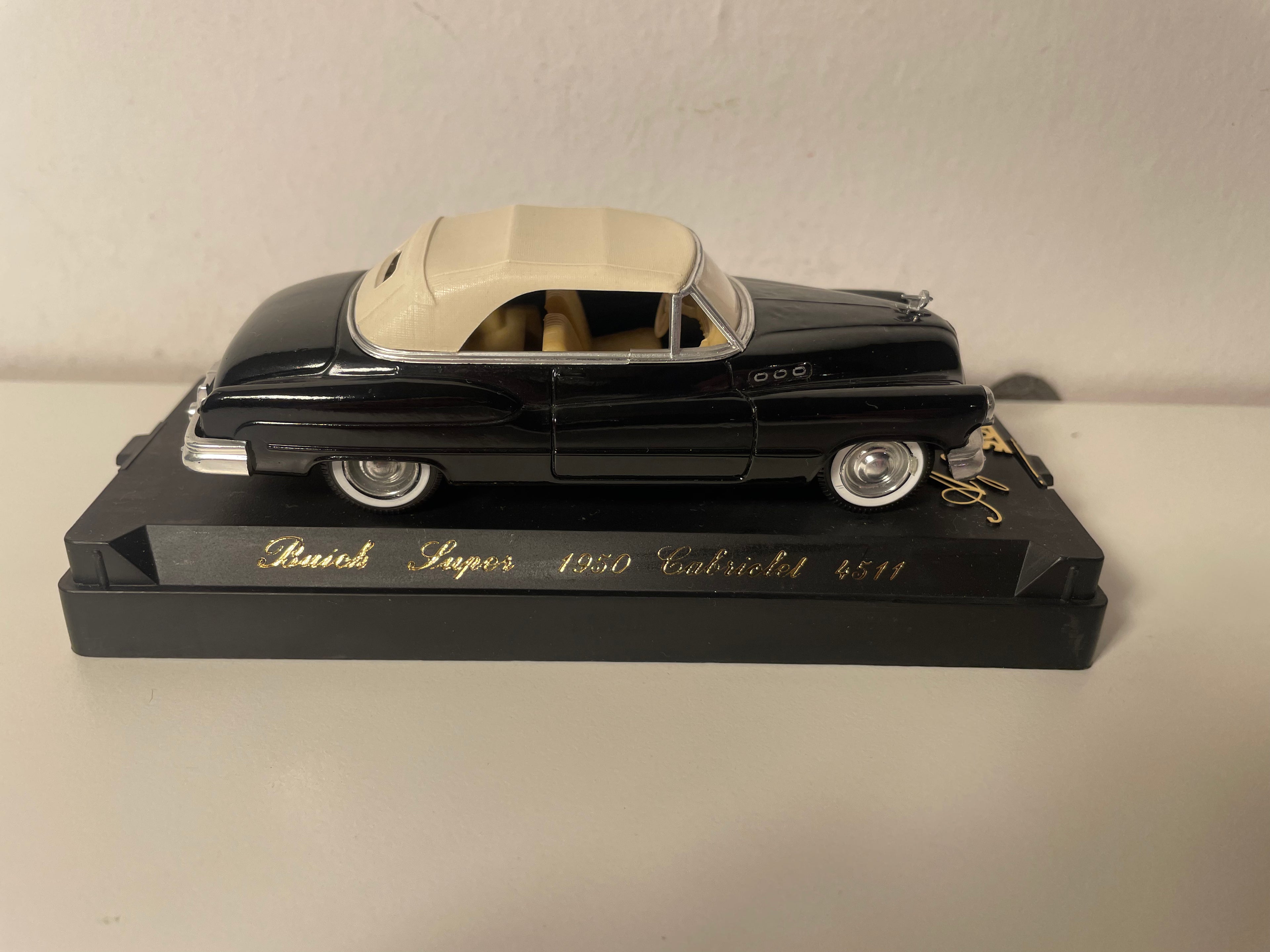 Buick Super kabriolet czarny z beżowym dachem z 1950 roku - Solido nr 4511 (samochód amerykański)