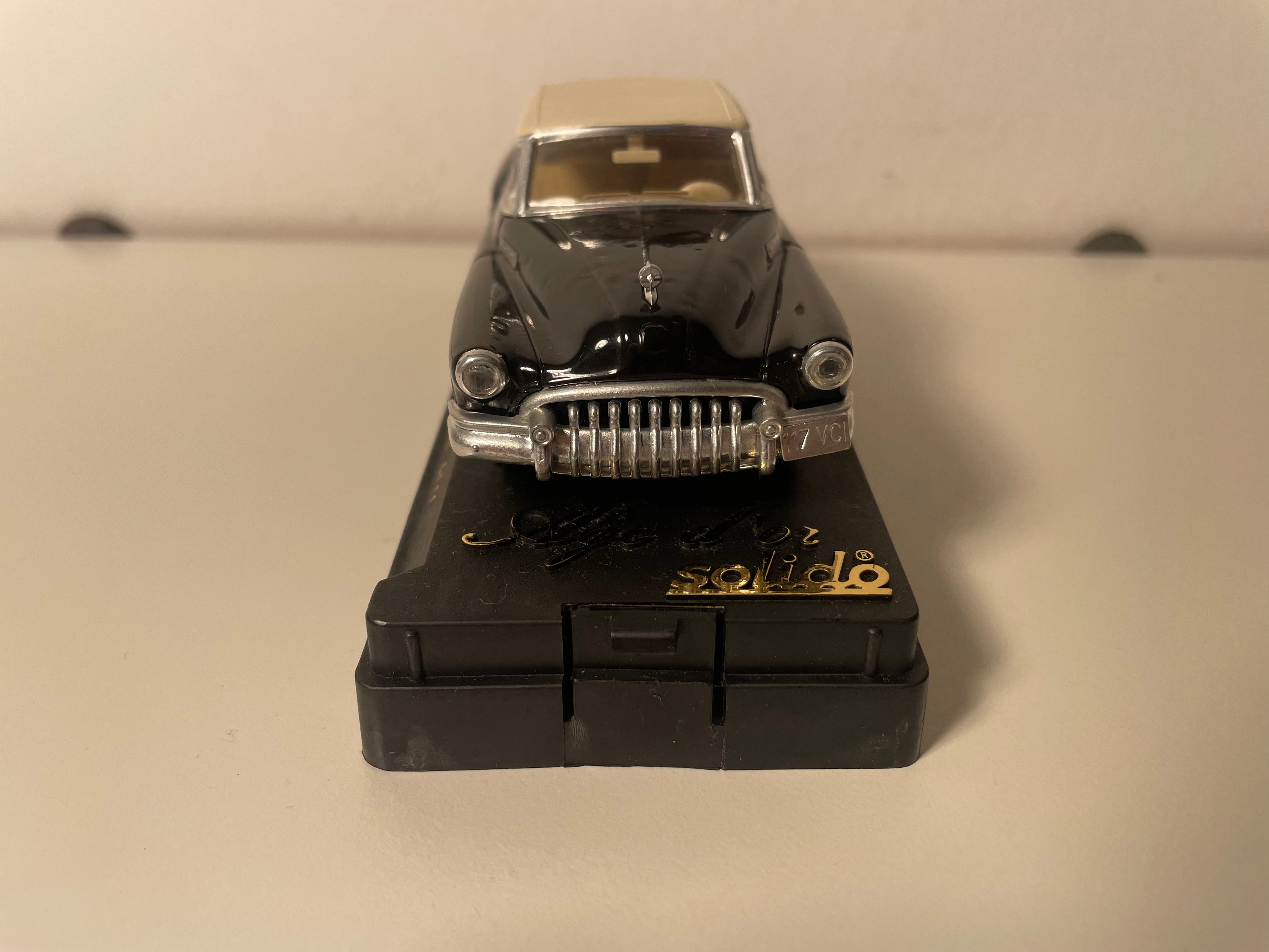 Buick Super kabriolet czarny z beżowym dachem z 1950 roku - Solido nr 4511 (samochód amerykański)