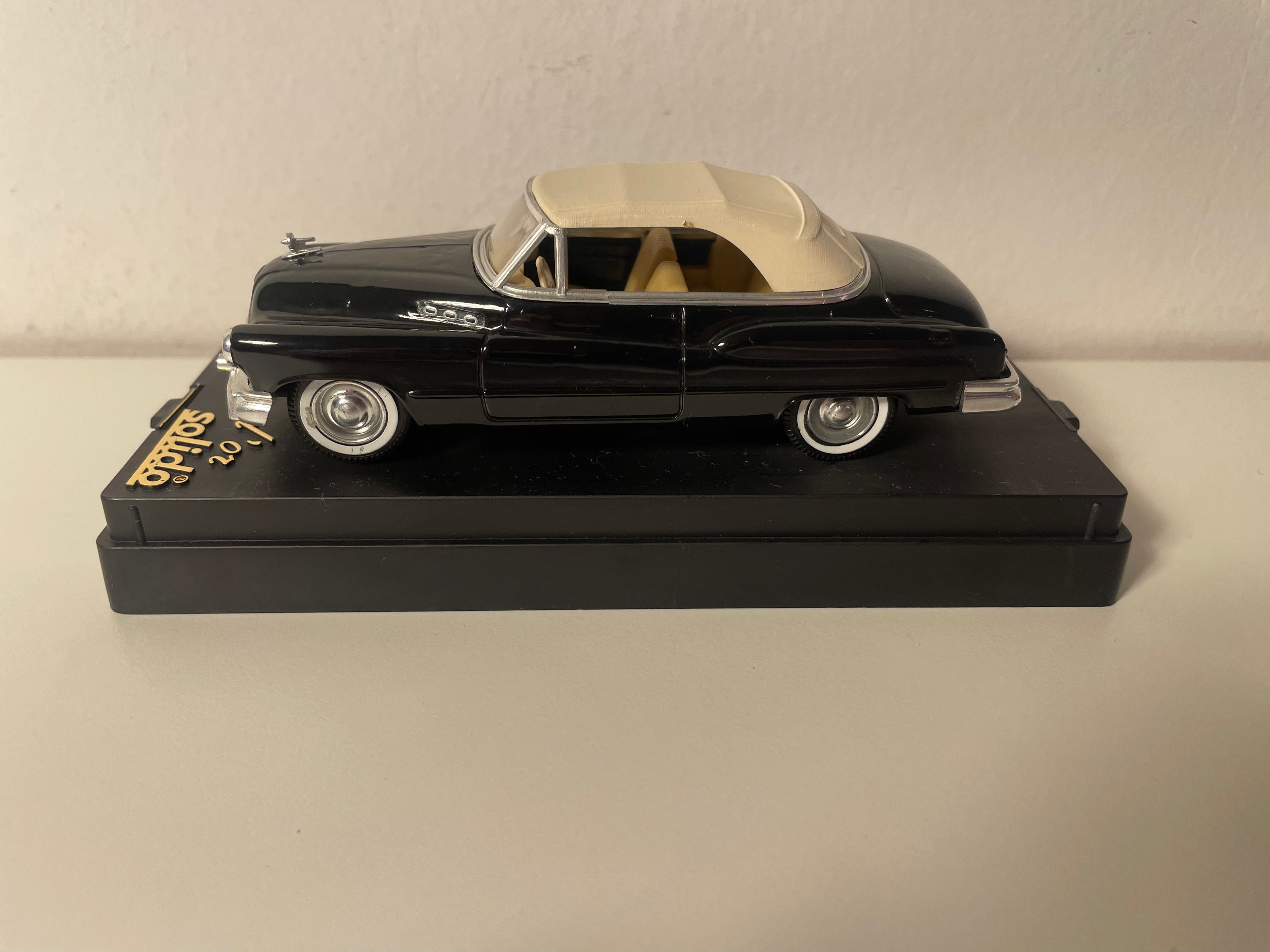 Buick Super kabriolet czarny z beżowym dachem z 1950 roku - Solido nr 4511 (samochód amerykański)