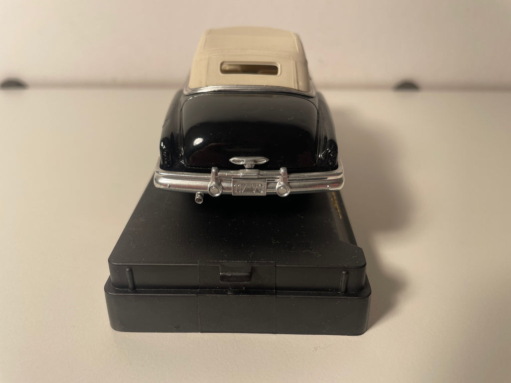 Buick Super kabriolet czarny z beżowym dachem z 1950 roku - Solido nr 4511 (samochód amerykański)