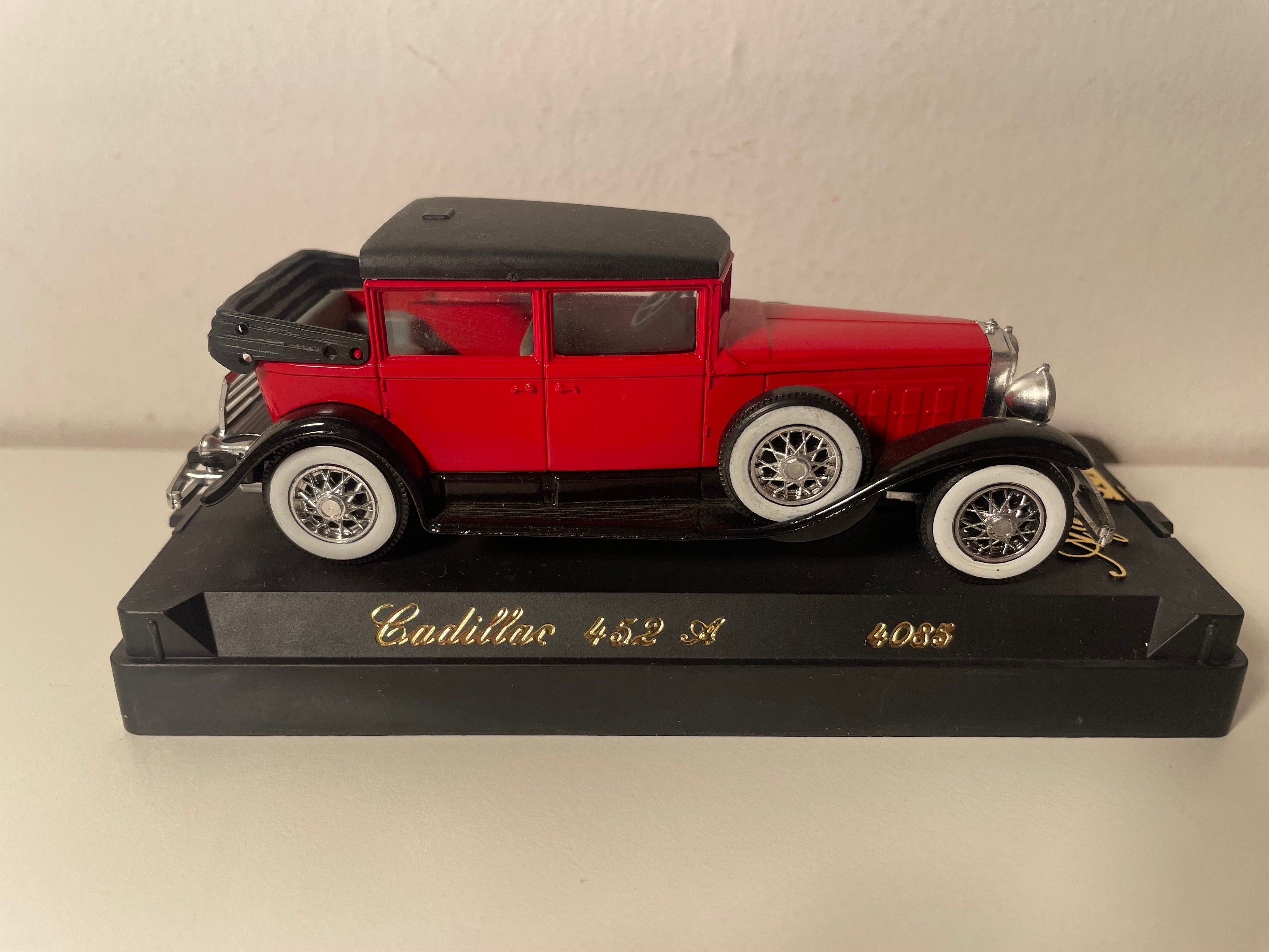 Cadillac 452 A red - Solido reference 4085 (American car)