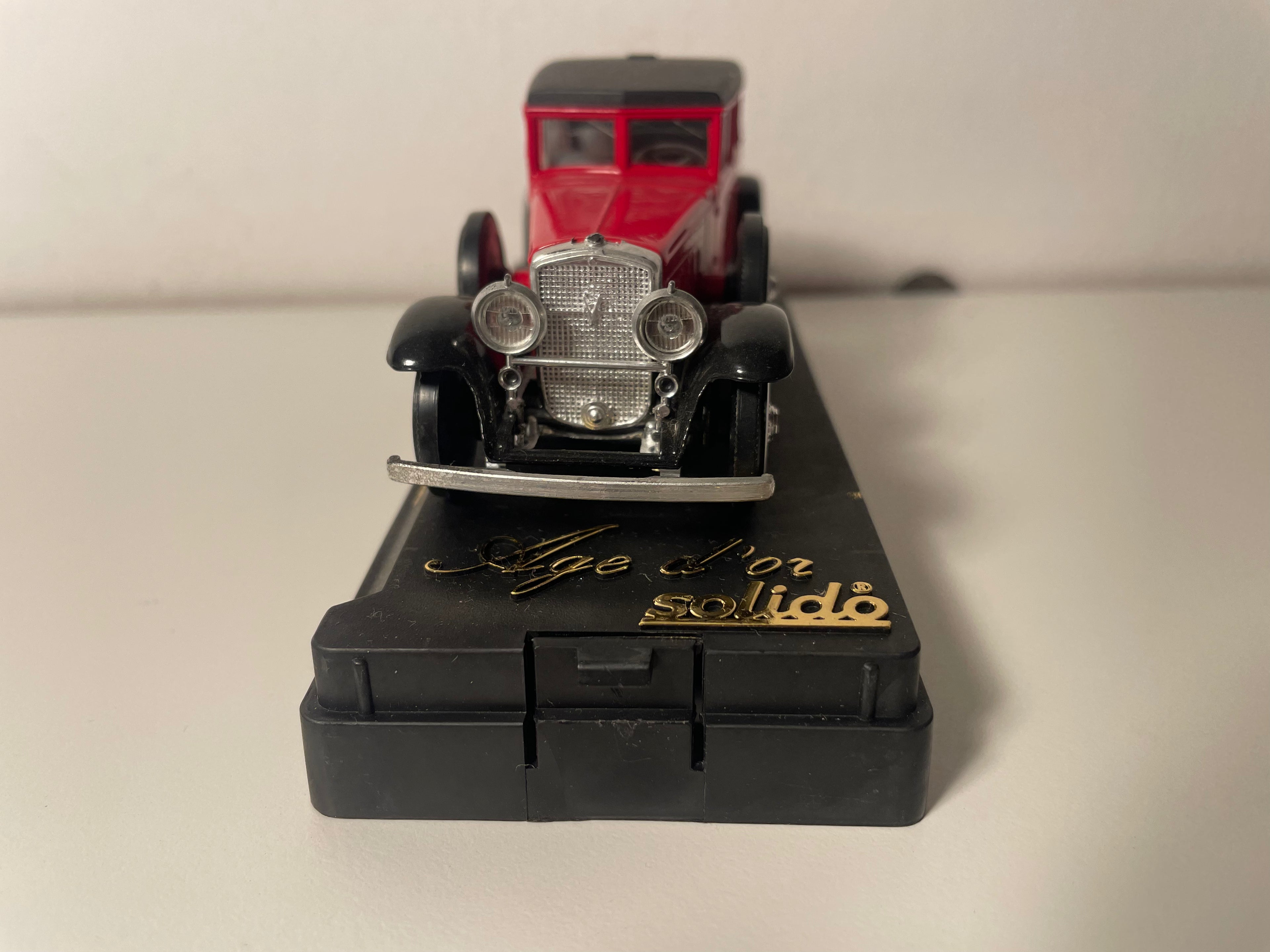 Cadillac 452 A red - Solido reference 4085 (American car)