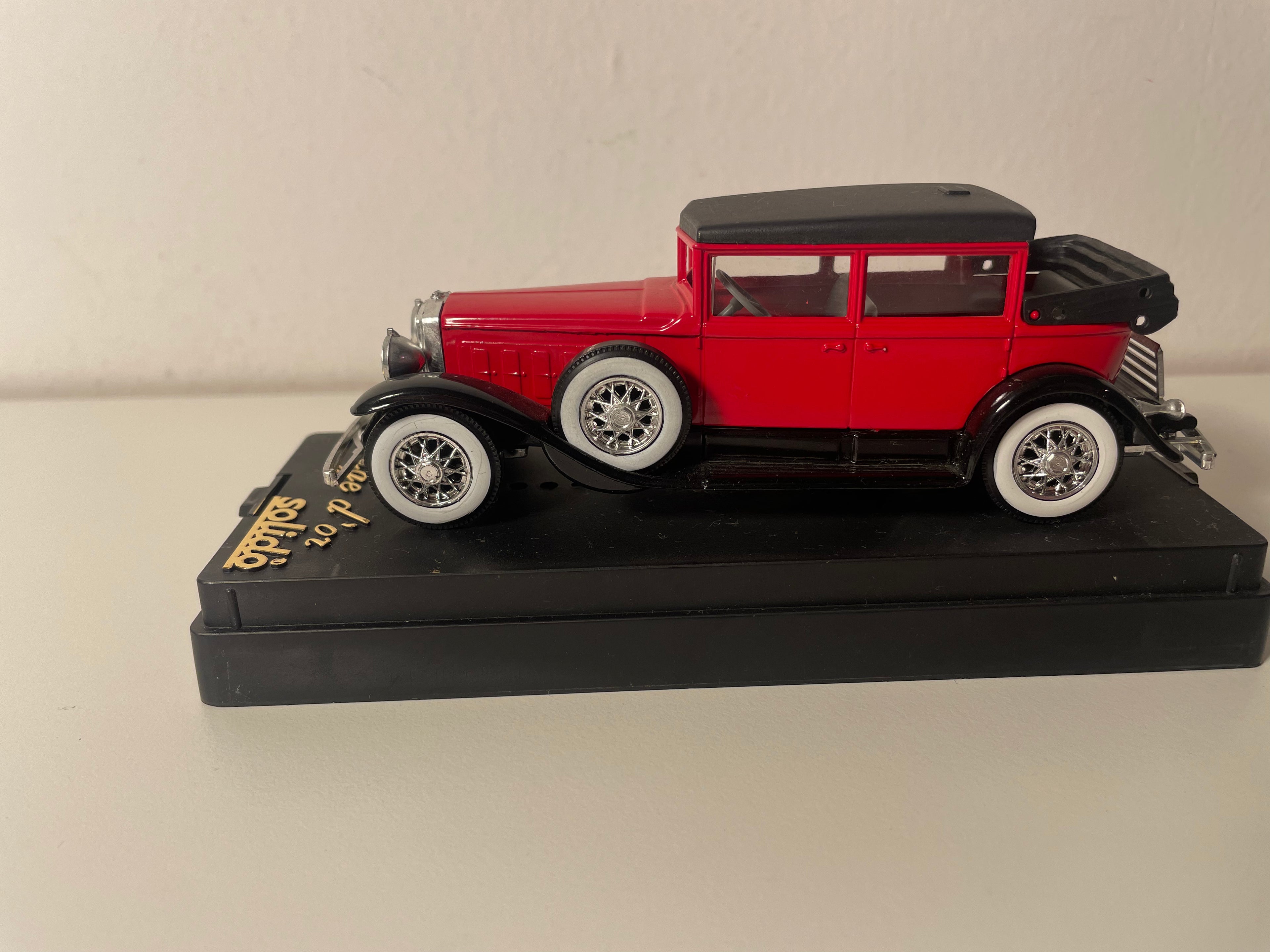 Cadillac 452 A red - Solido reference 4085 (American car)