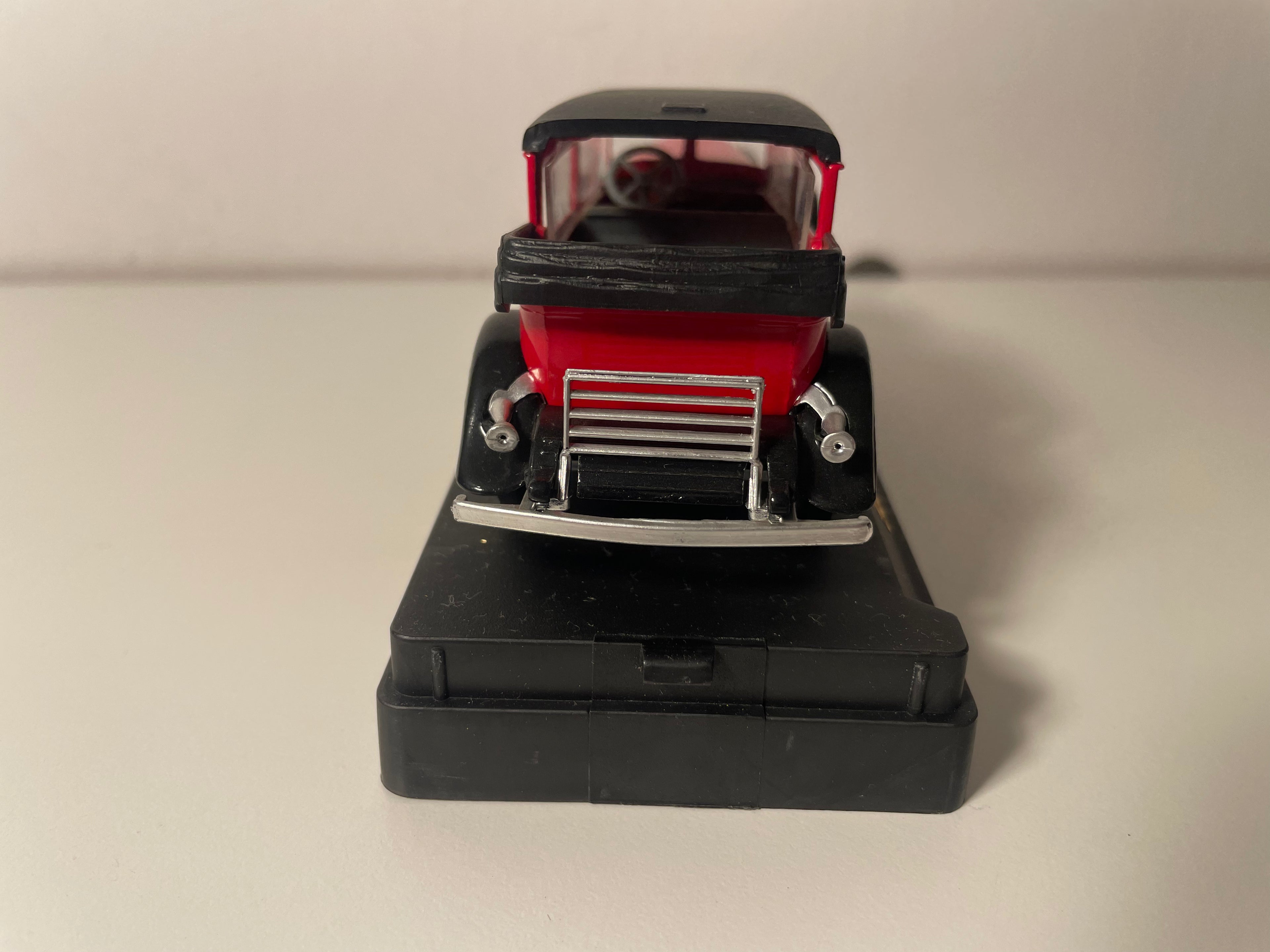Cadillac 452 A red - Solido reference 4085 (American car)