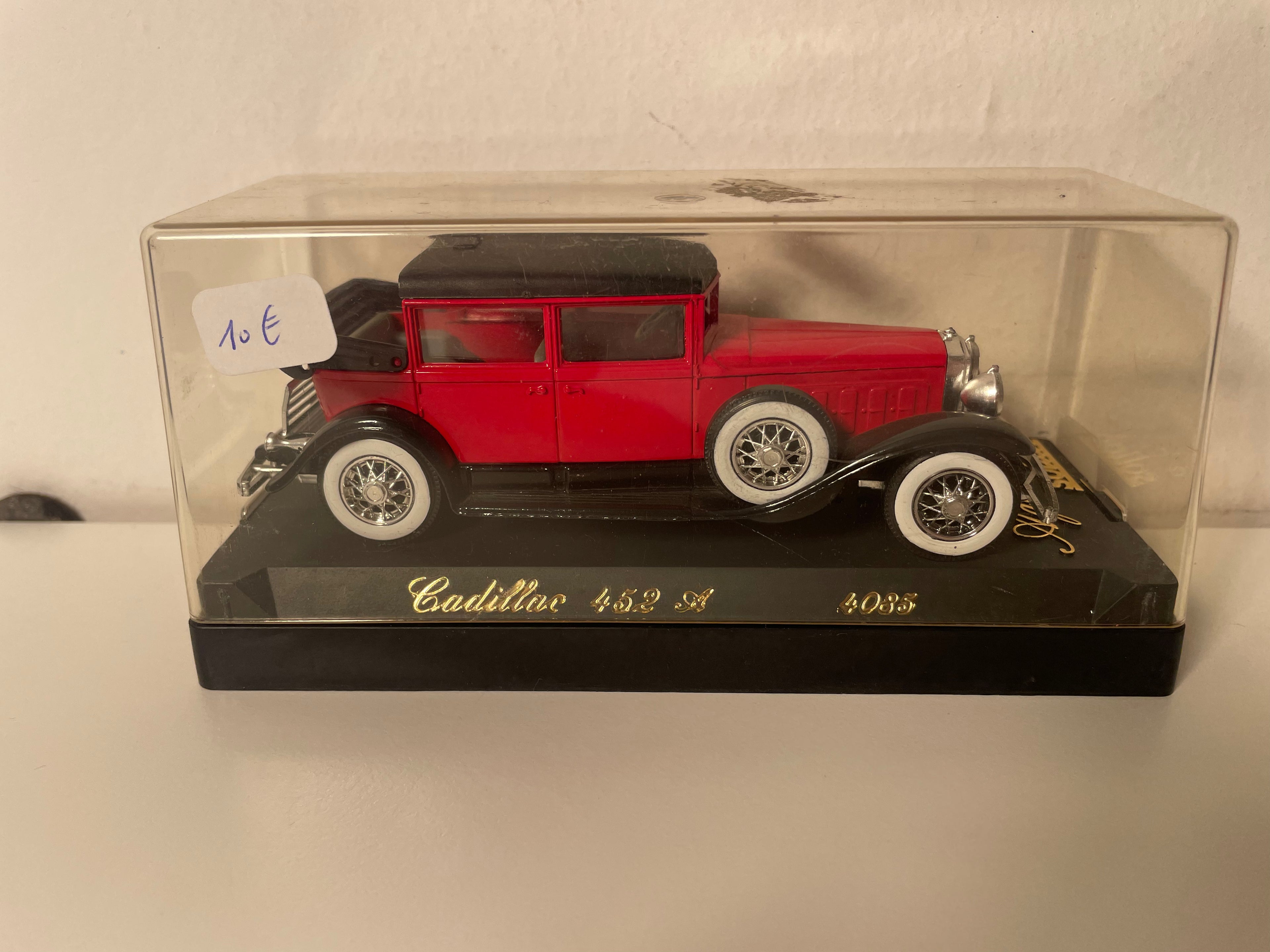 Cadillac 452 A red - Solido reference 4085 (American car)