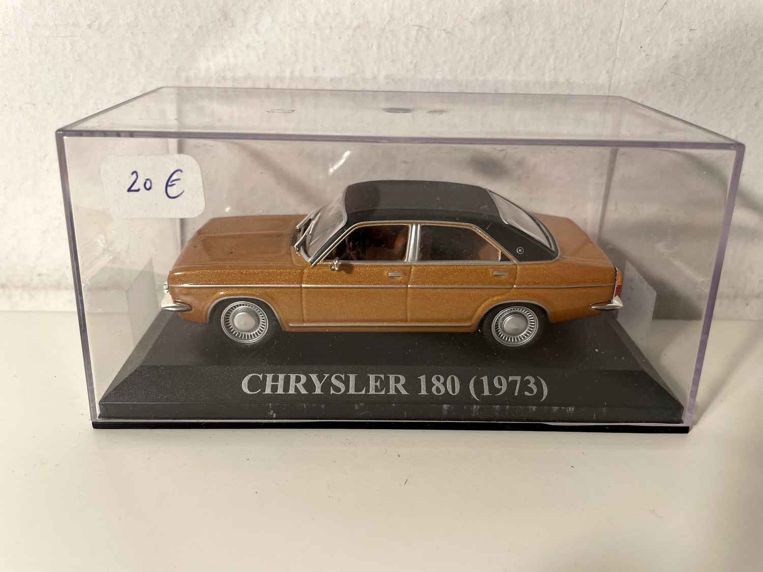 Chrysler 180 del 1973 marrone con tetto nero