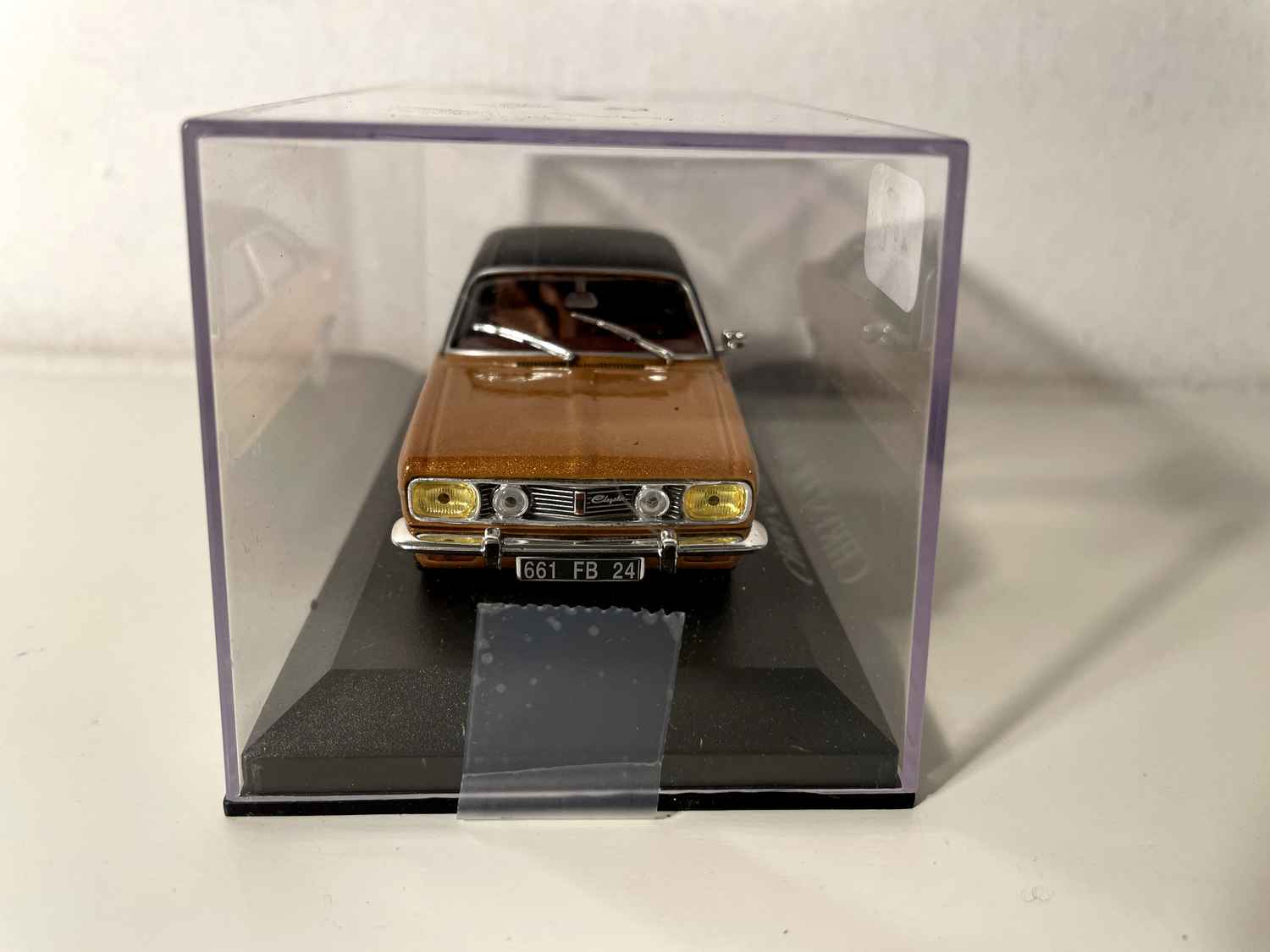 Chrysler 180 del 1973 marrone con tetto nero