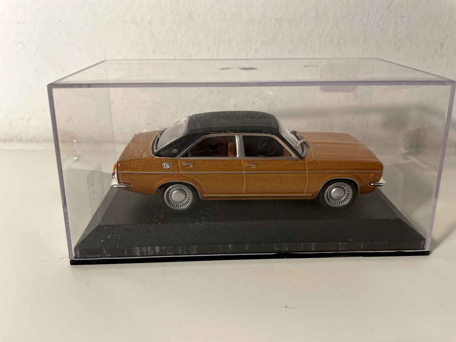 Chrysler 180 del 1973 marrone con tetto nero