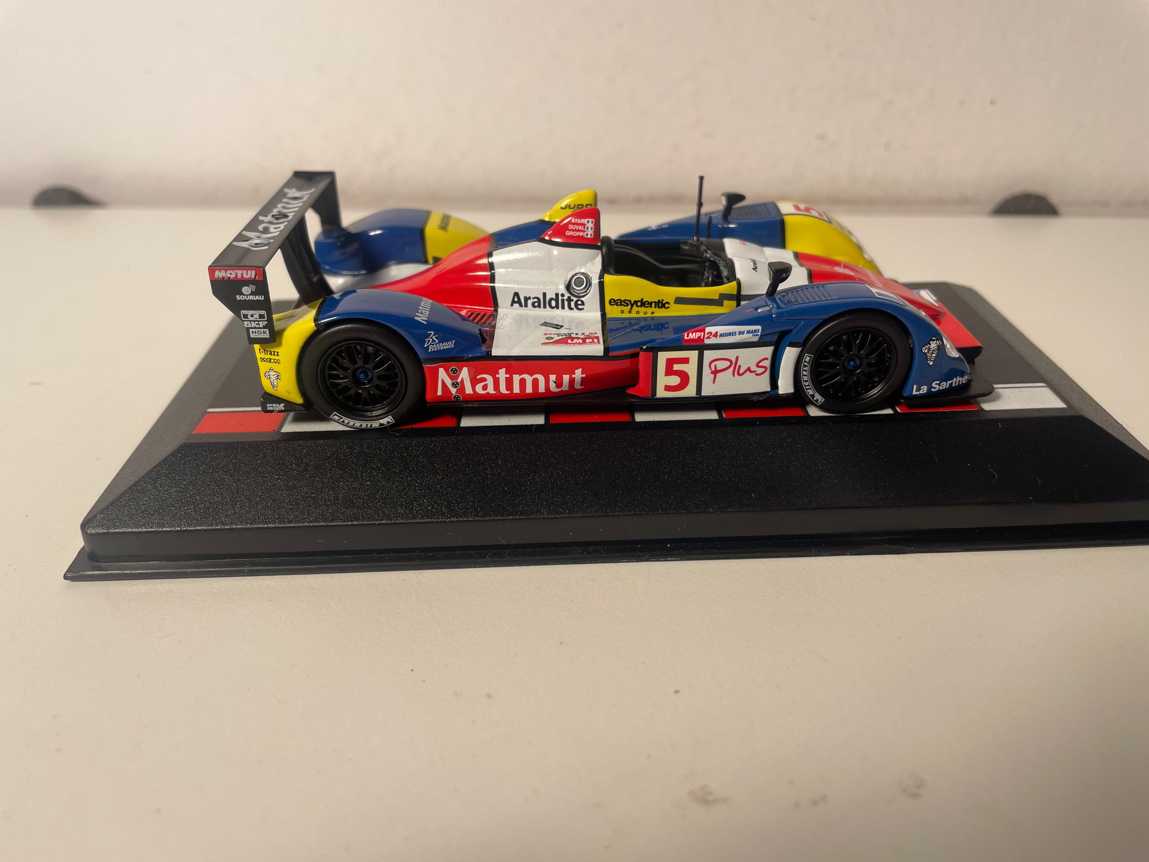 Courage Oreca LC70 niebieska, biała, czerwona i żółta numer 5 - 24 godziny Le Mans 2008