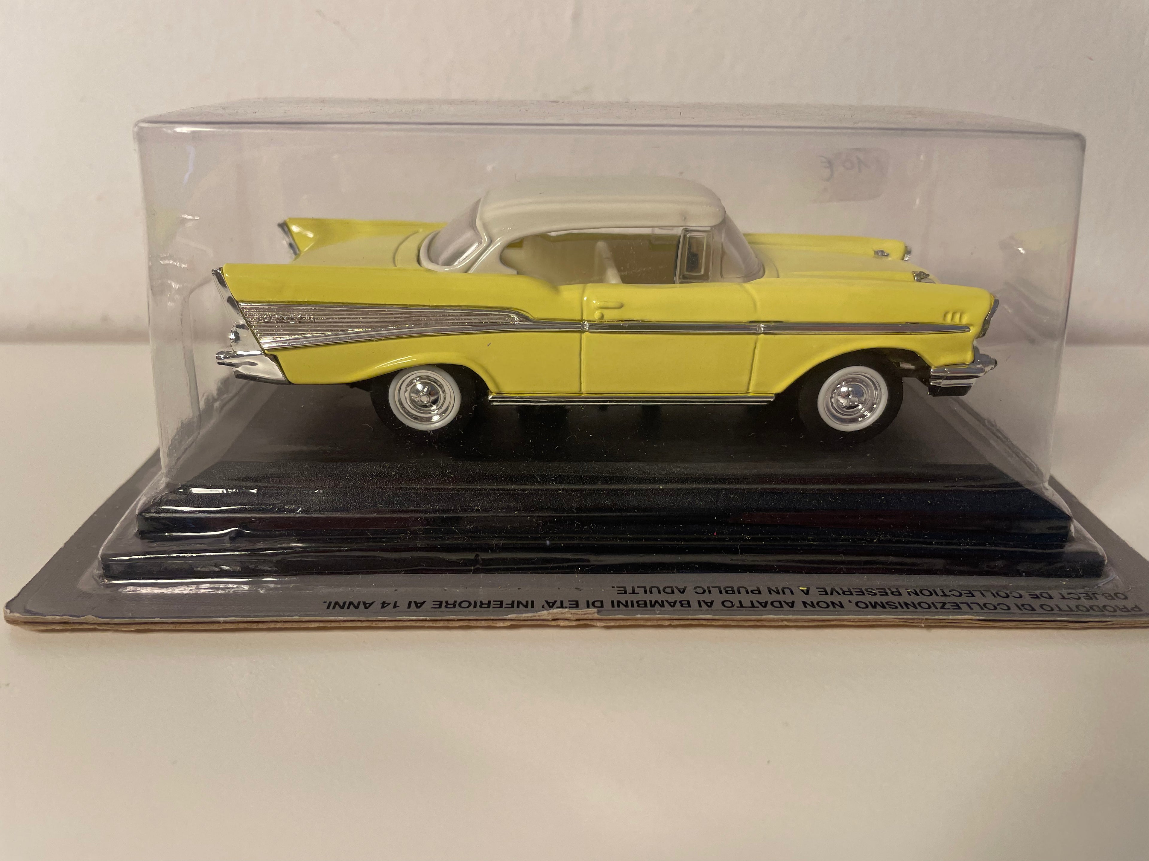 Żółty Chevrolet Bel Air z 1957 roku (samochód amerykański)