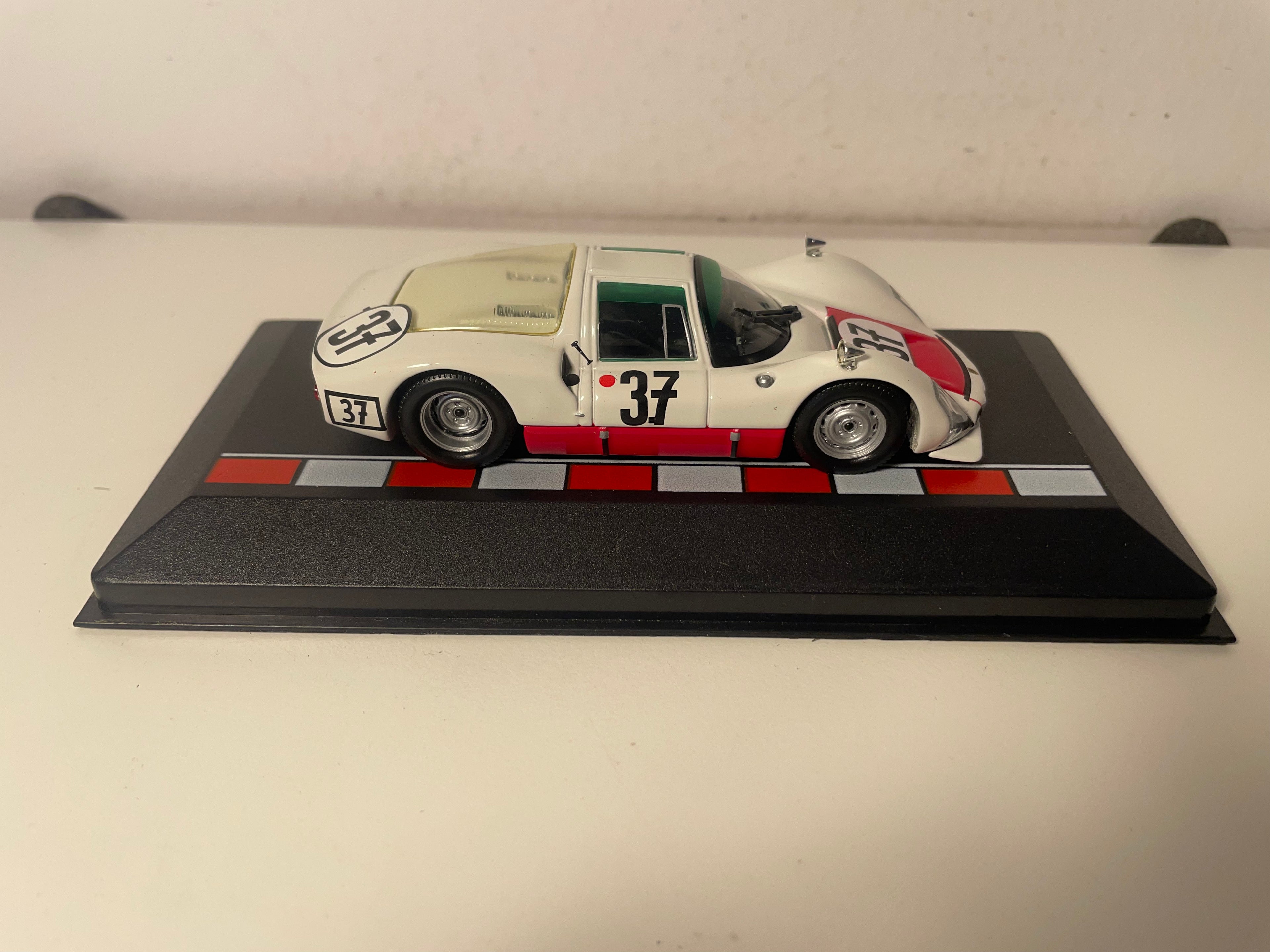 Porsche 906 Weiß und Rot Nummer 37 - 24 Stunden von Le Mans 1967