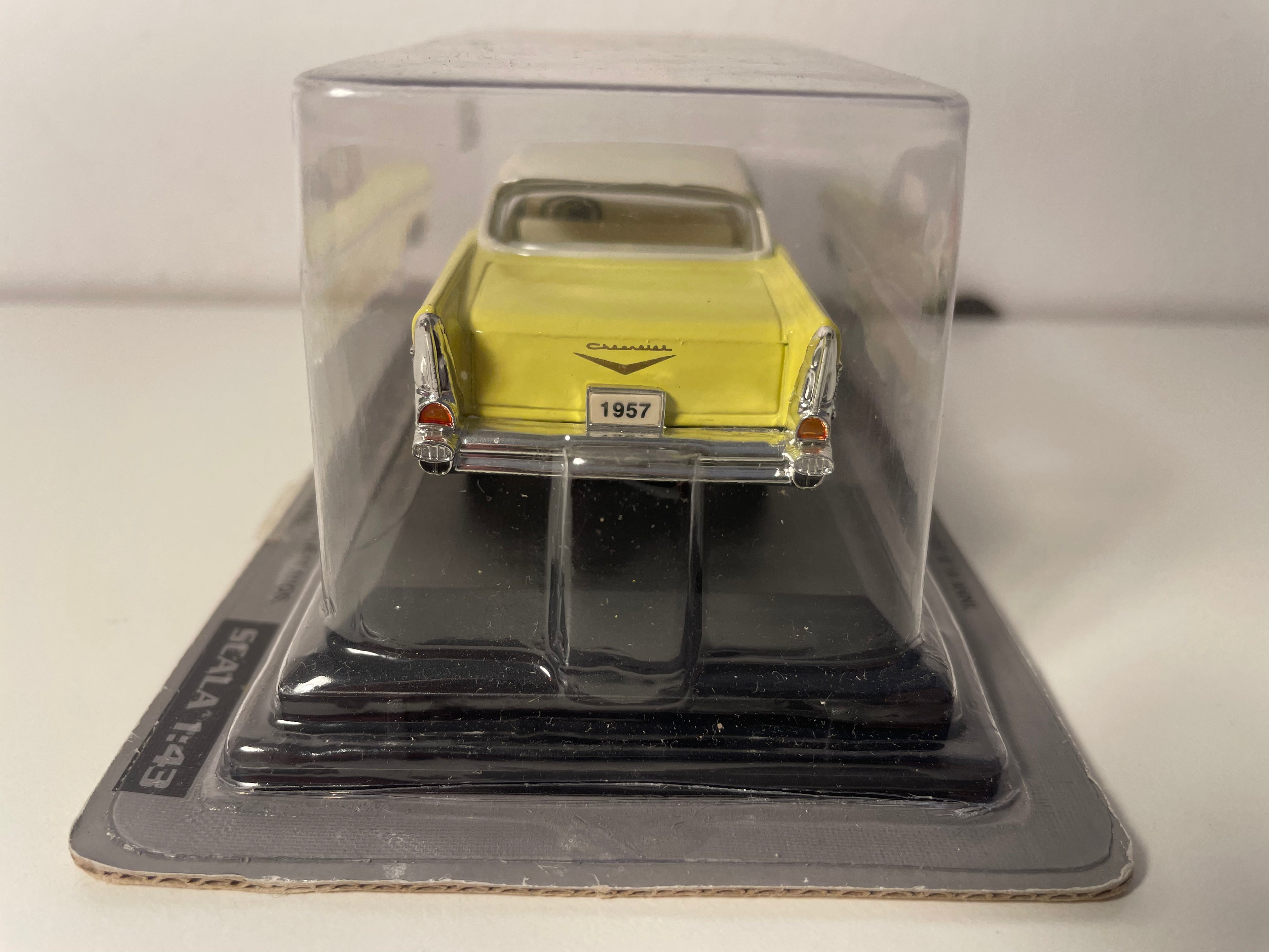 Żółty Chevrolet Bel Air z 1957 roku (samochód amerykański)