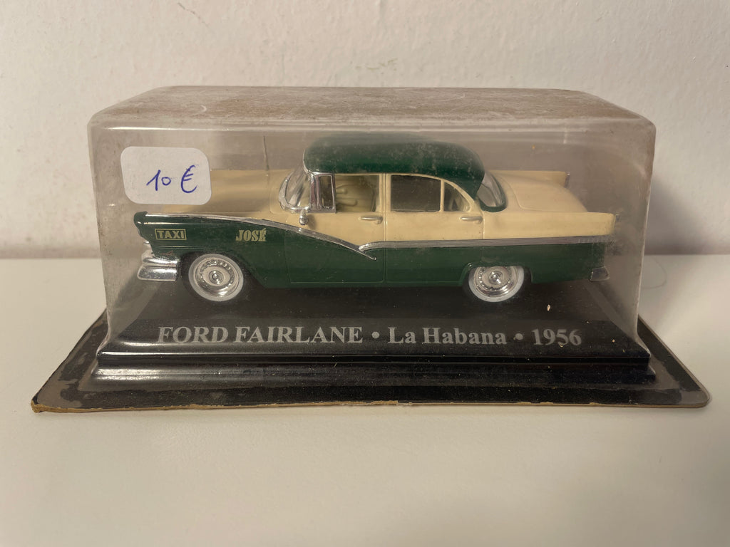 Ford Fairlane verde y beige de 1956 TAXI La Habana (La Habana) (auto americano)