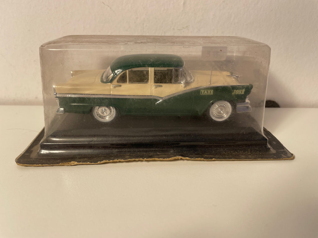 Ford Fairlane verde y beige de 1956 TAXI La Habana (La Habana) (auto americano)