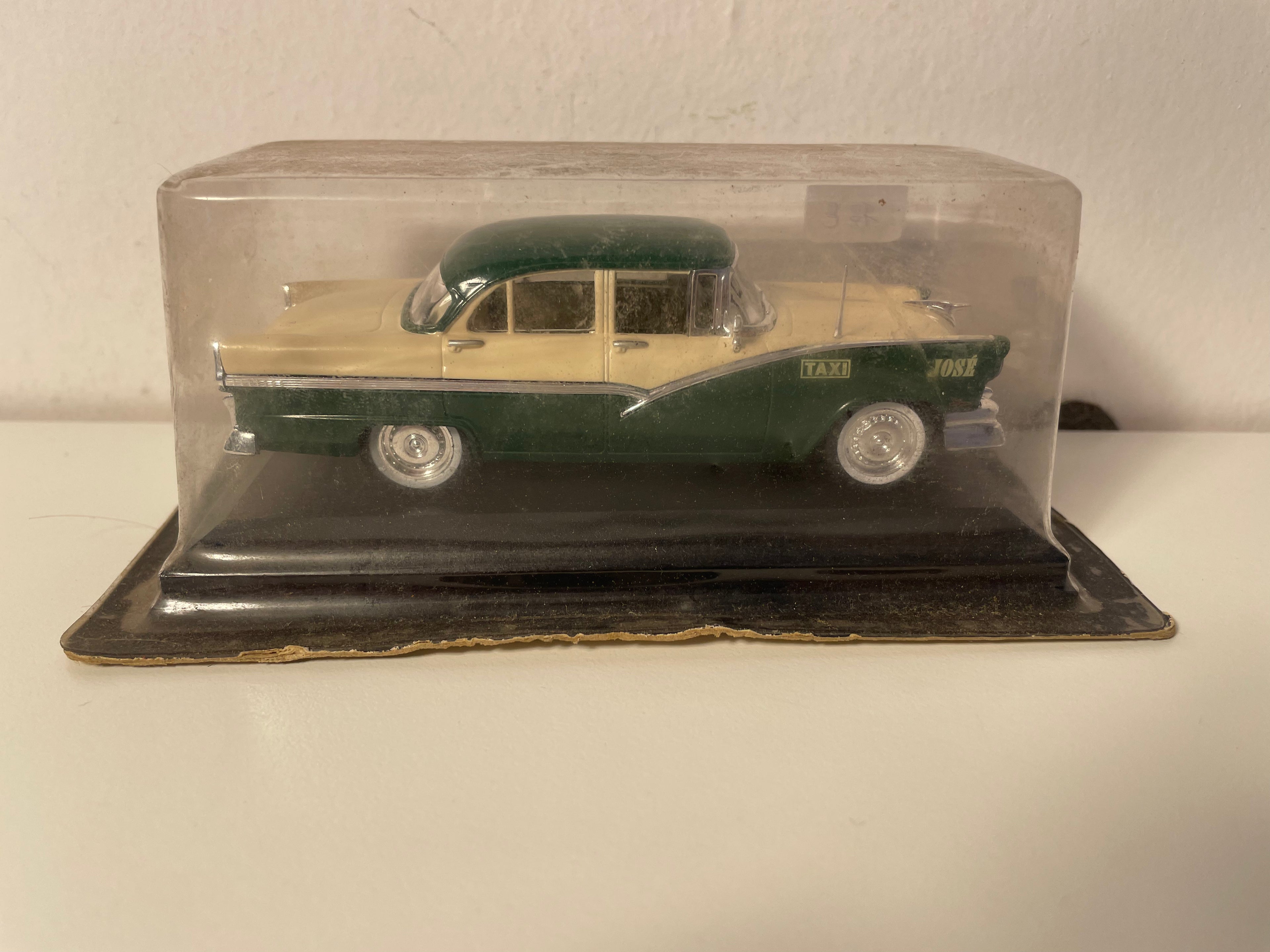Ford Fairlane verde y beige de 1956 TAXI La Habana (La Habana) (auto americano)