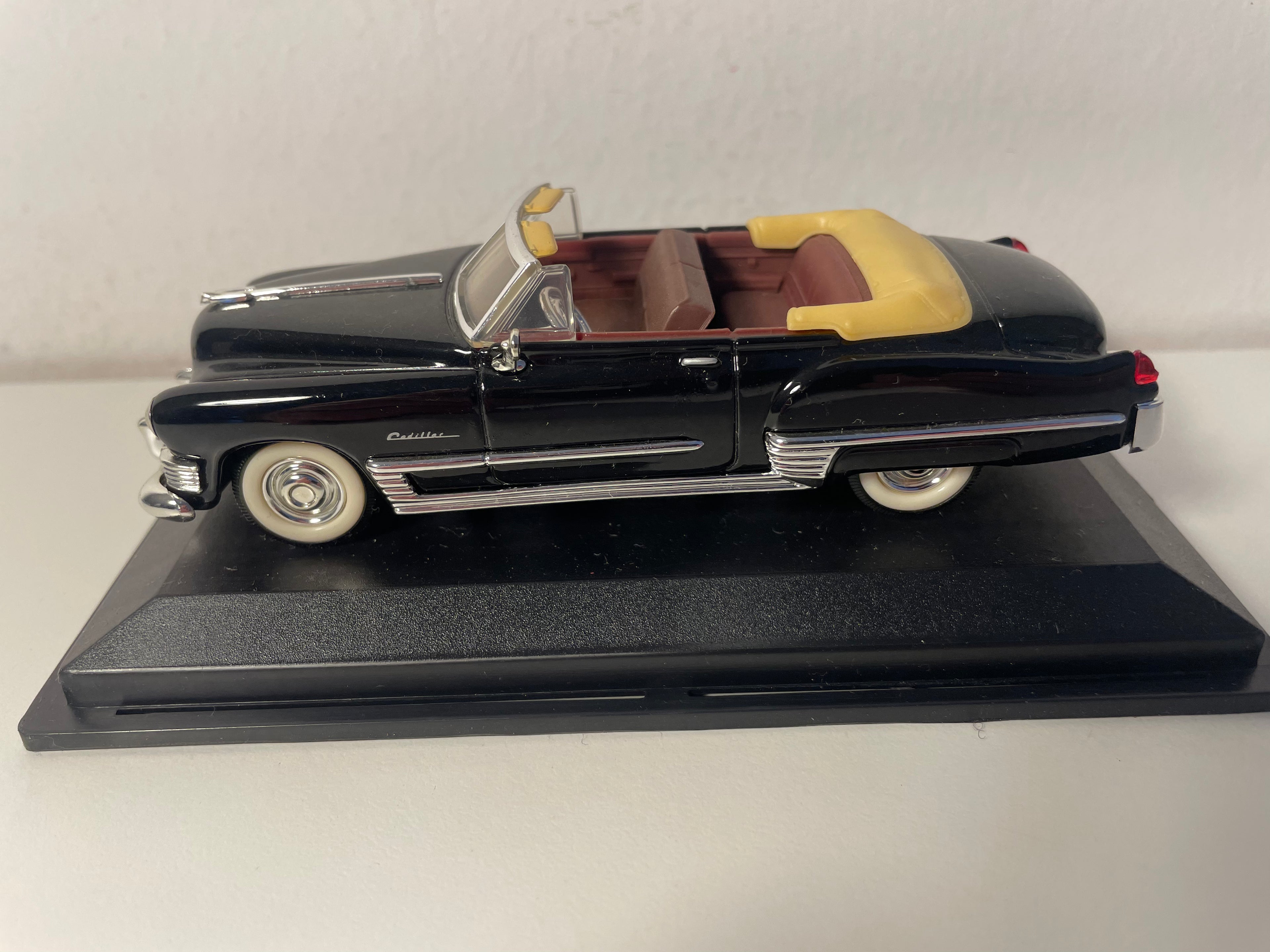Cadillac Coupe de Ville nera del 1949 (auto americana)