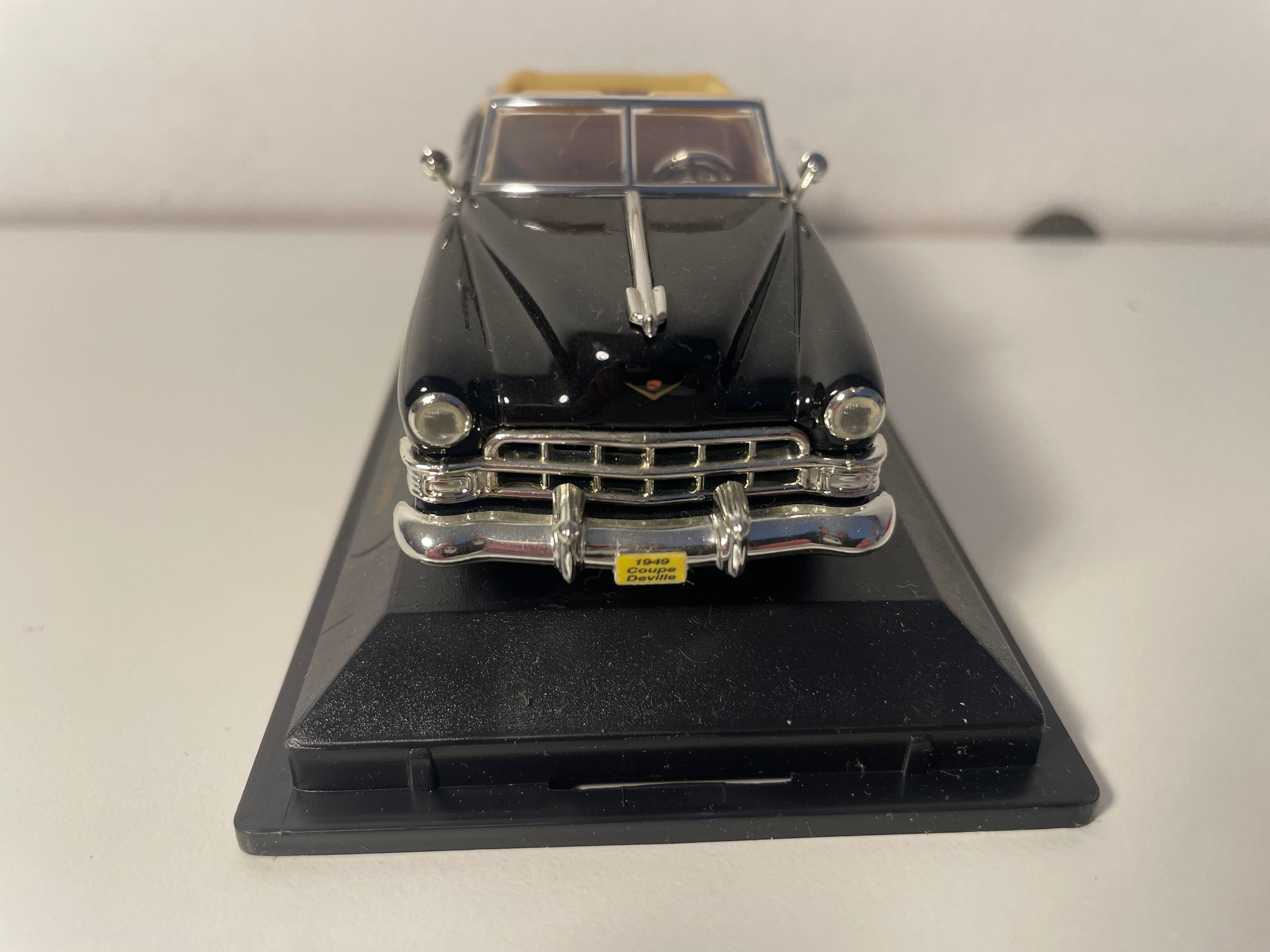Cadillac Coupe de Ville nera del 1949 (auto americana)
