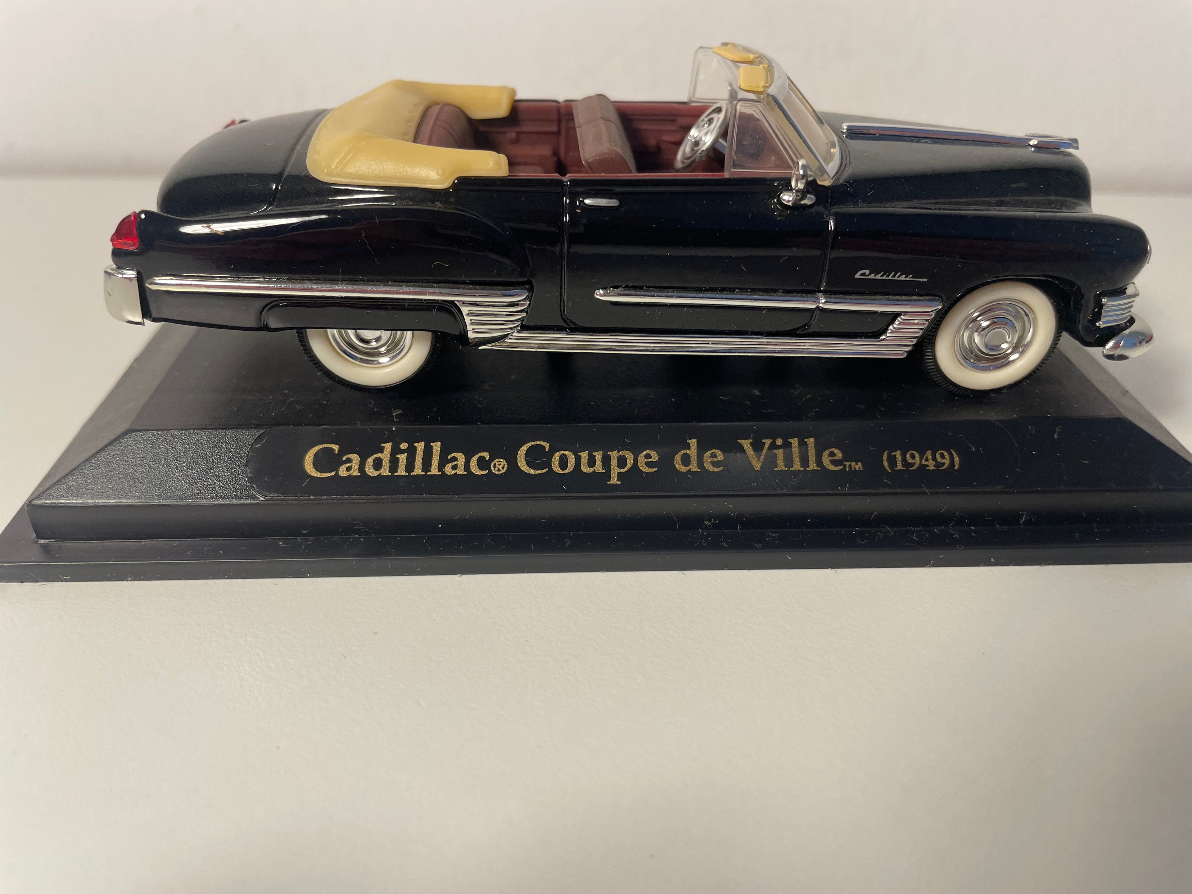 Cadillac Coupe de Ville nera del 1949 (auto americana)
