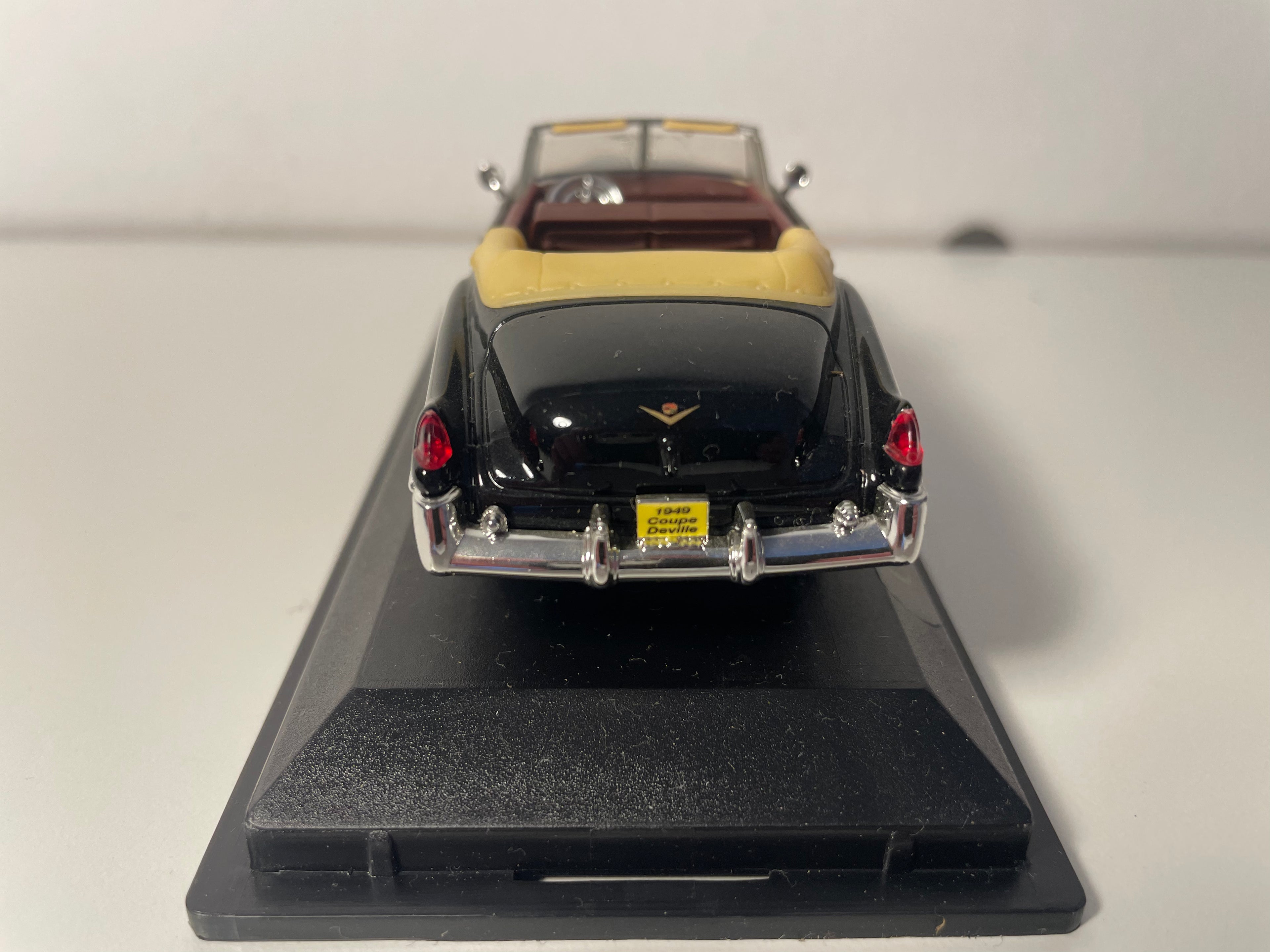 Cadillac Coupe de Ville nera del 1949 (auto americana)