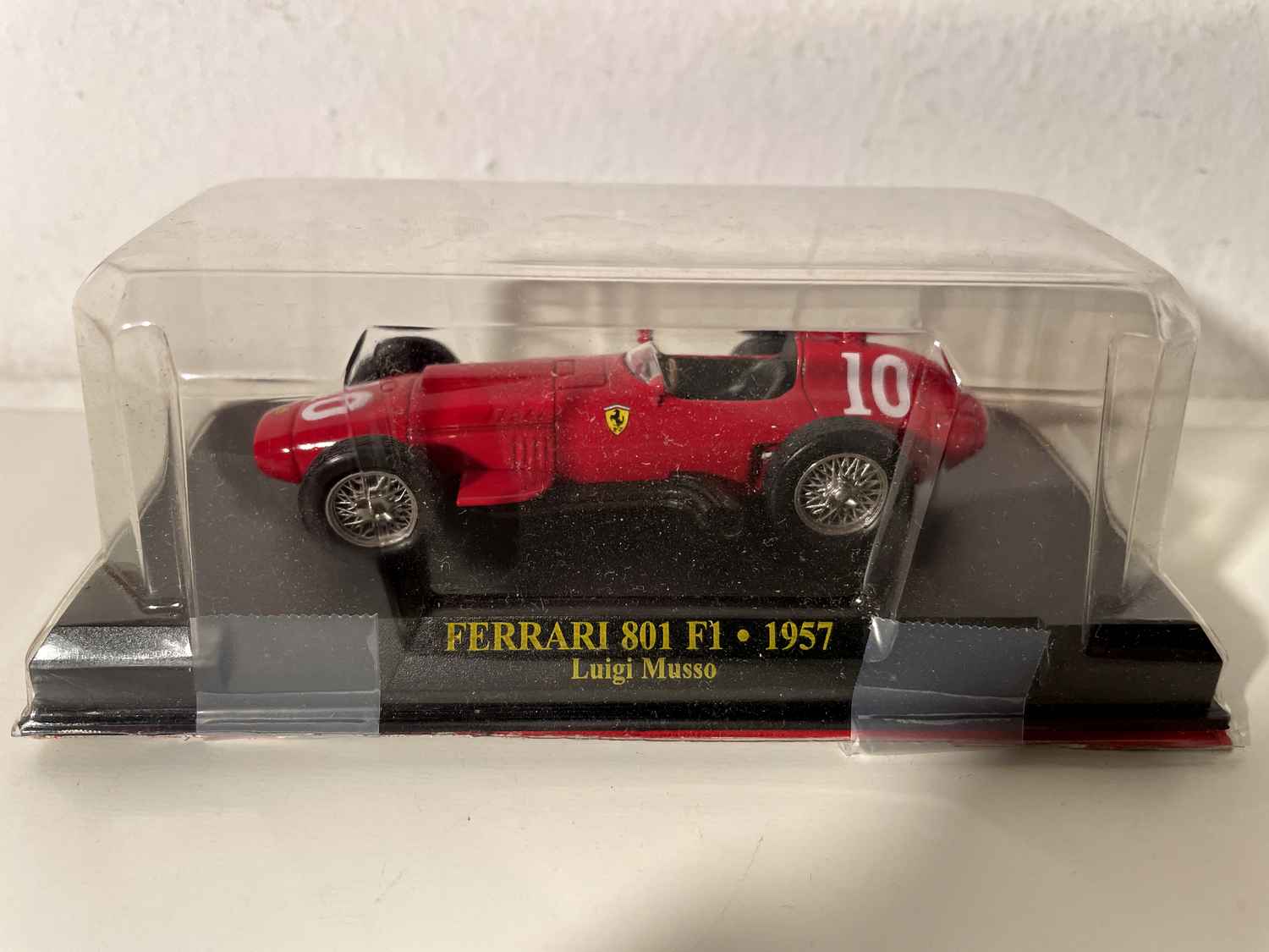 Ferrari 801 F1 rouge numéro 10 de 1957 - Formule 1 - Luigi Musso (blister)