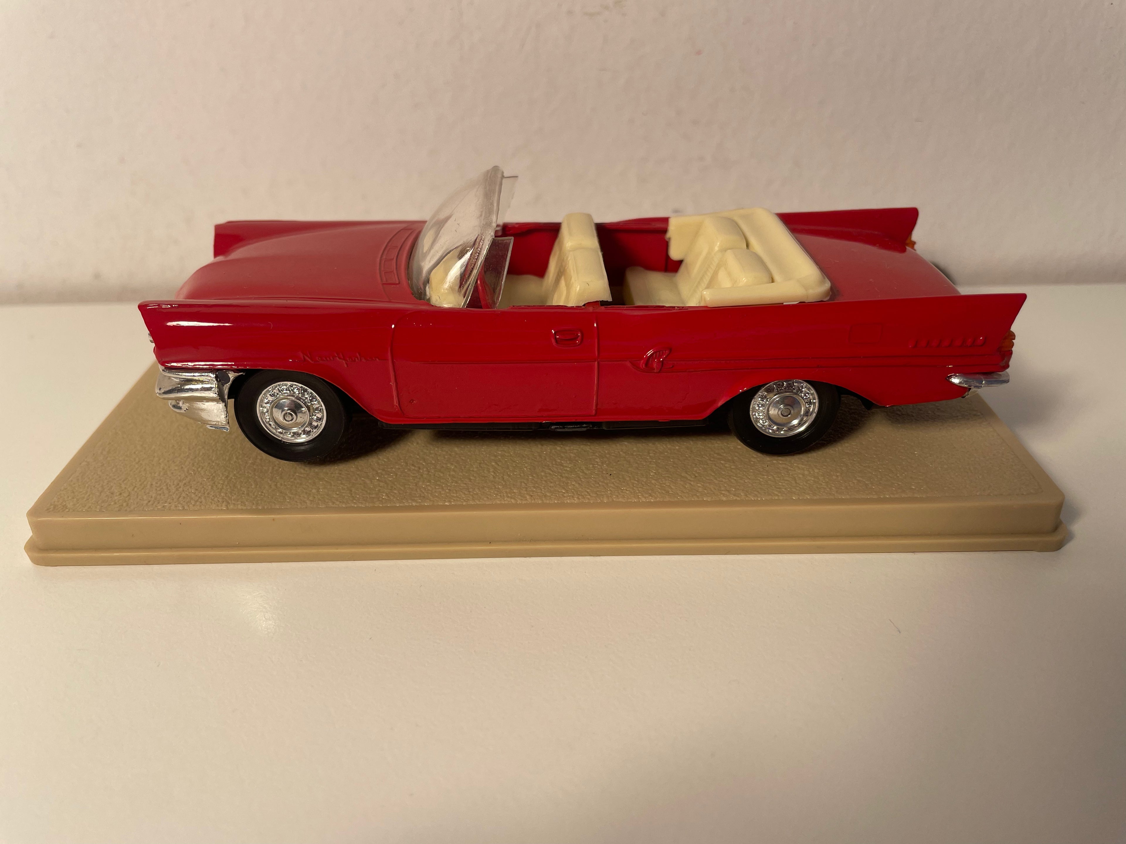 Chrysler New-Yorker rossa - Eligor (auto americana)