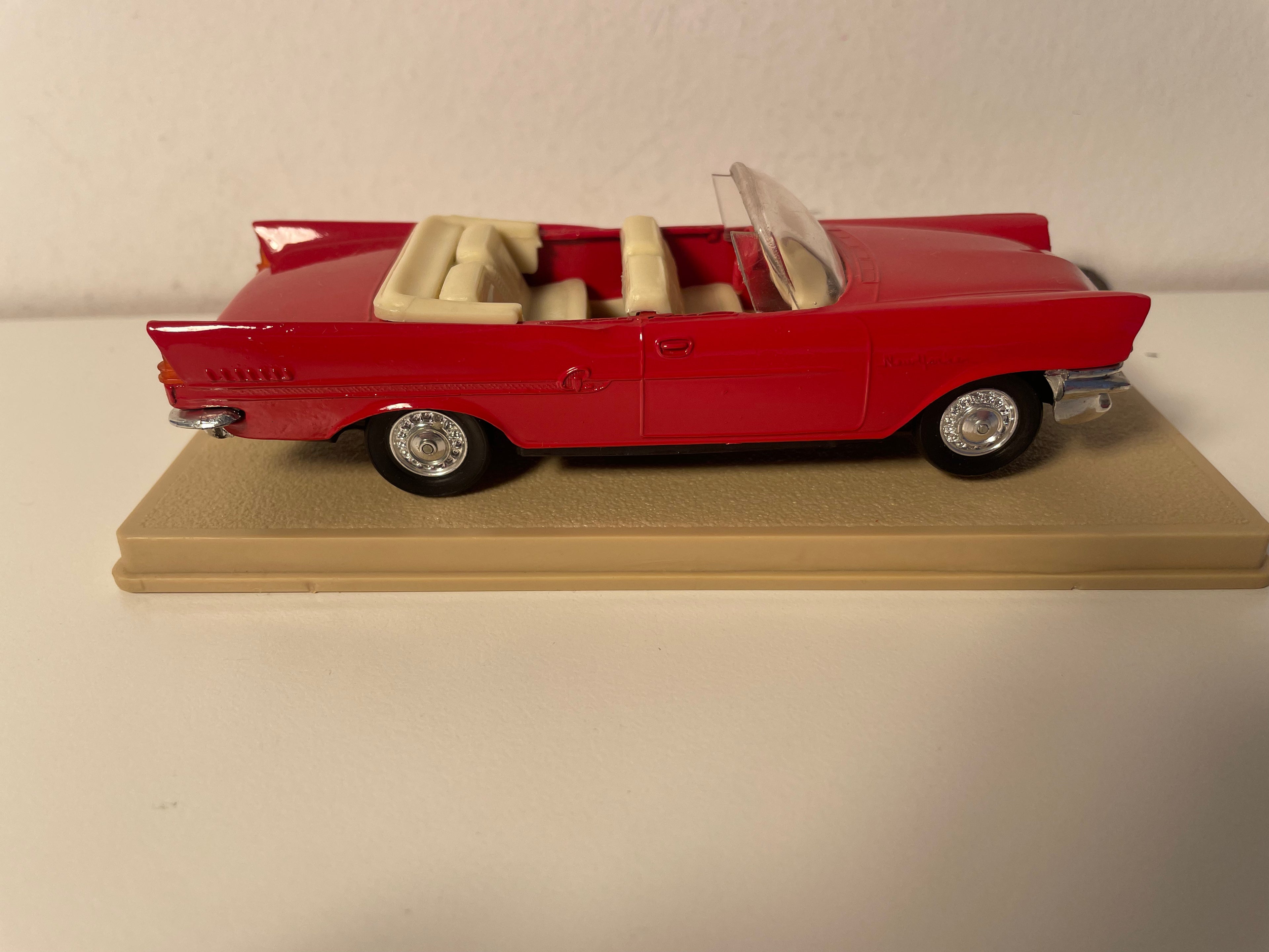 Chrysler New-Yorker rossa - Eligor (auto americana)