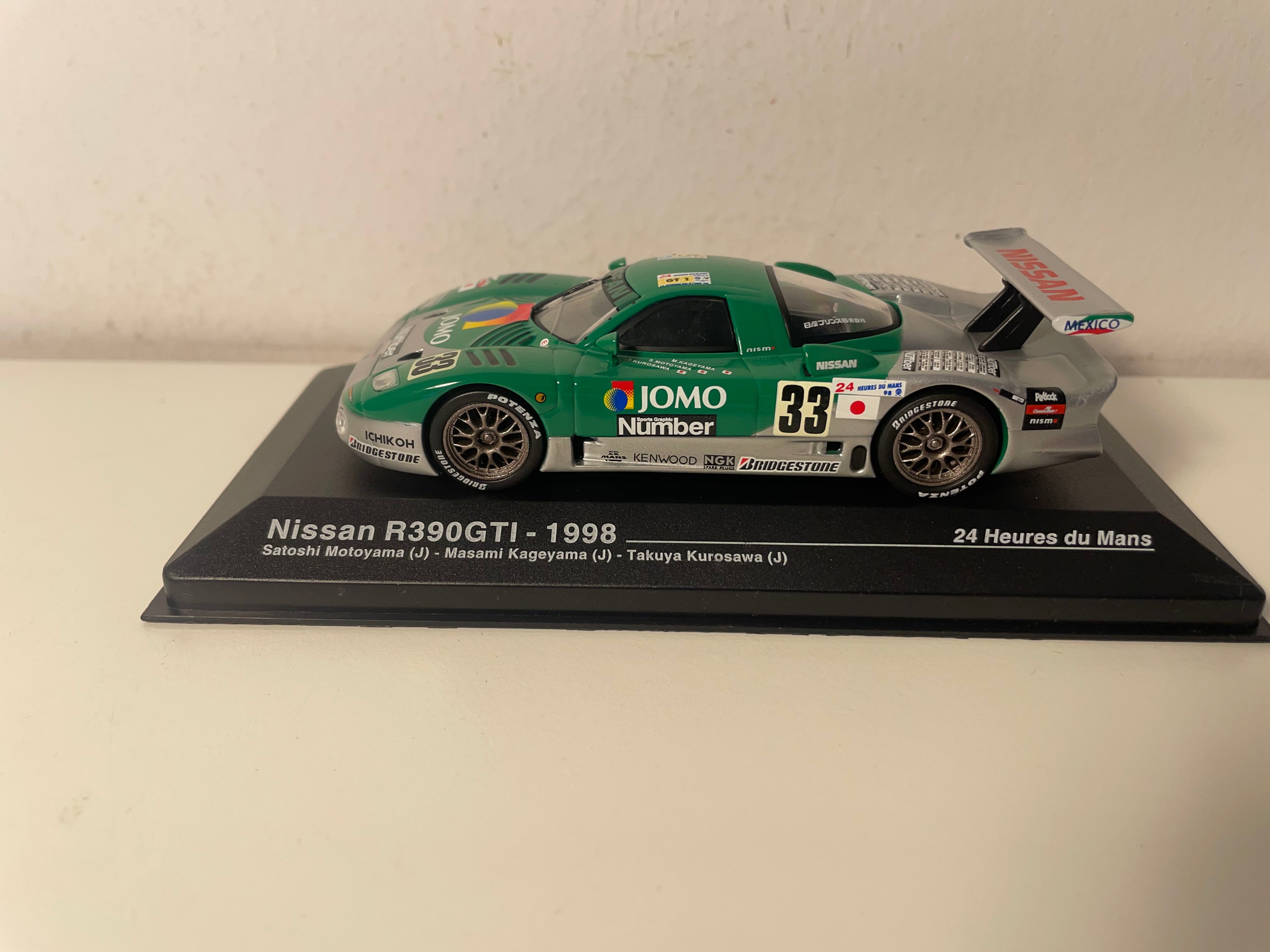 Nissan R390 GTI verde y gris número 33 (24 Horas de Le Mans de 1998)