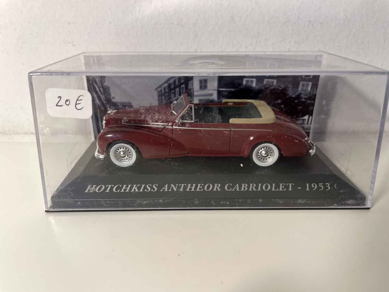 Hotchkiss Anthéor Cabriolet a bordeauxrout Faarf vun 1953