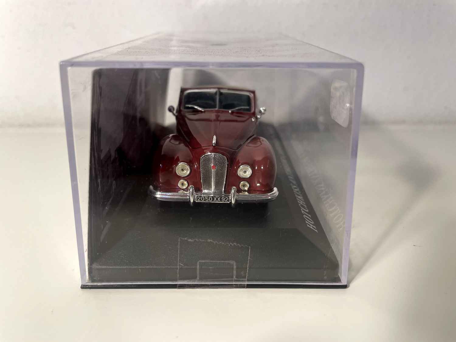 Hotchkiss Anthéor Cabriolet a bordeauxrout Faarf vun 1953