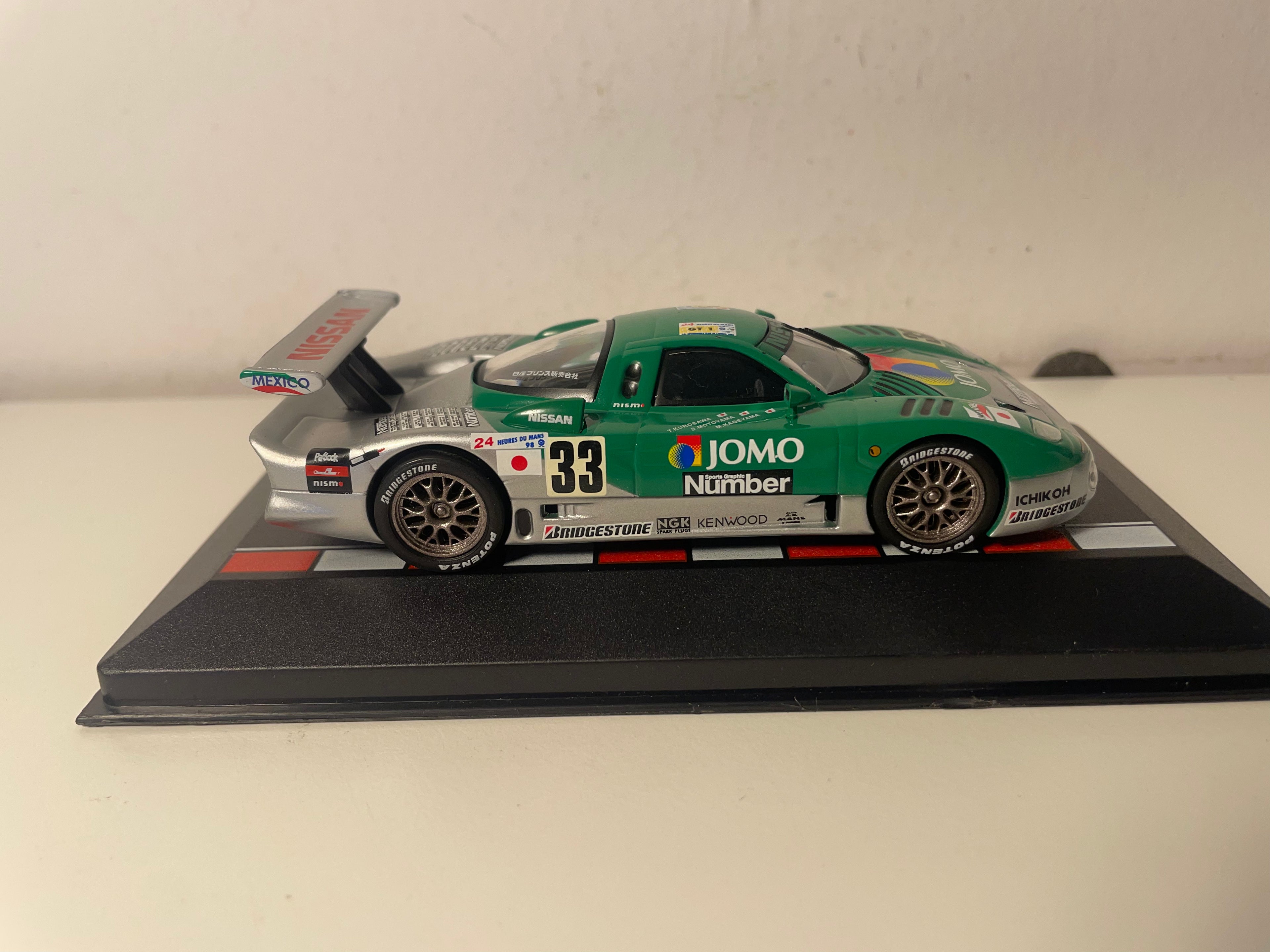 Nissan R390 GTI verde y gris número 33 (24 Horas de Le Mans de 1998)