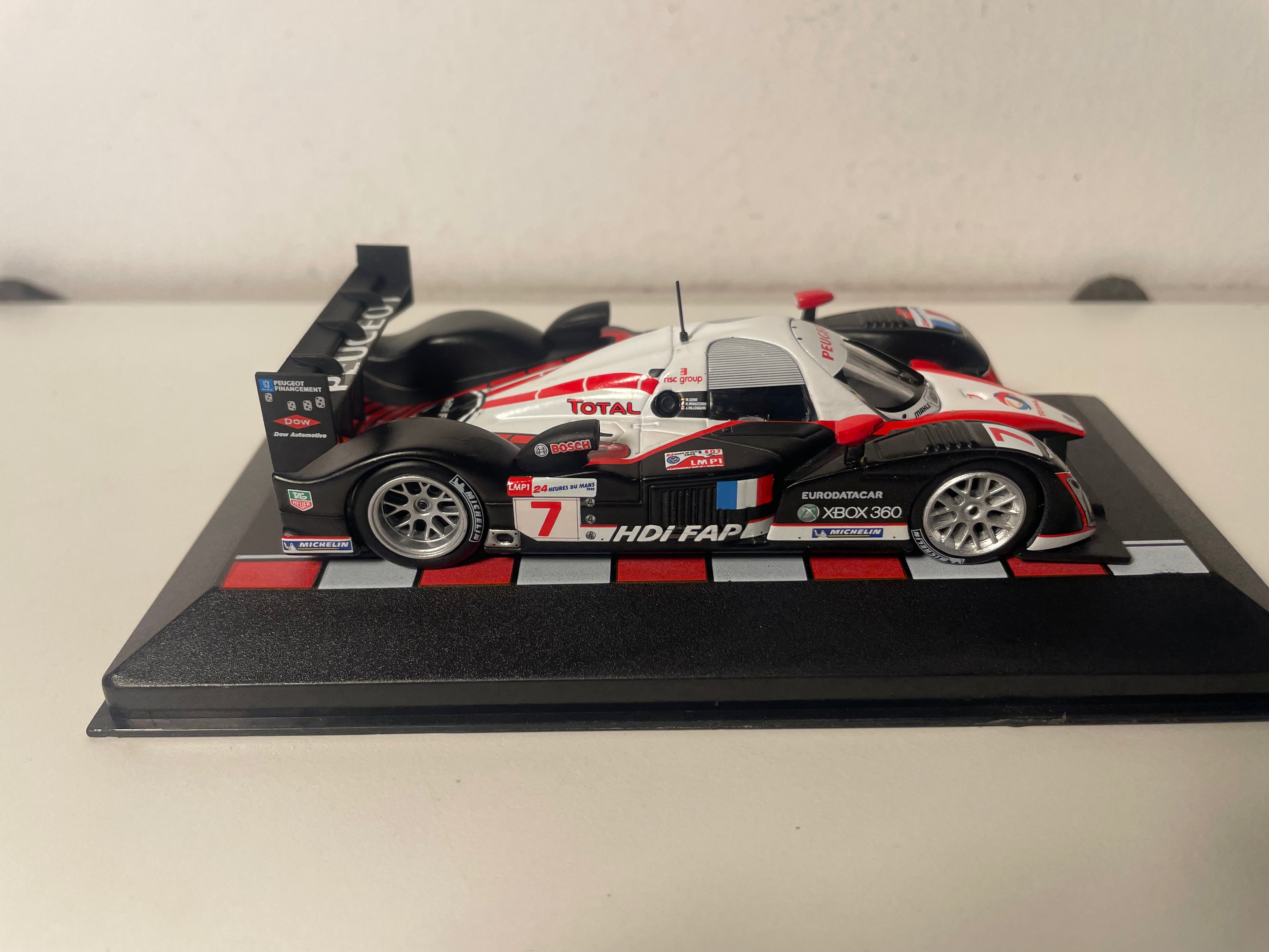 Peugeot 908 DDI schwarz, weiß und rot Nummer 7 - 24 Stunden von Le Mans 2008