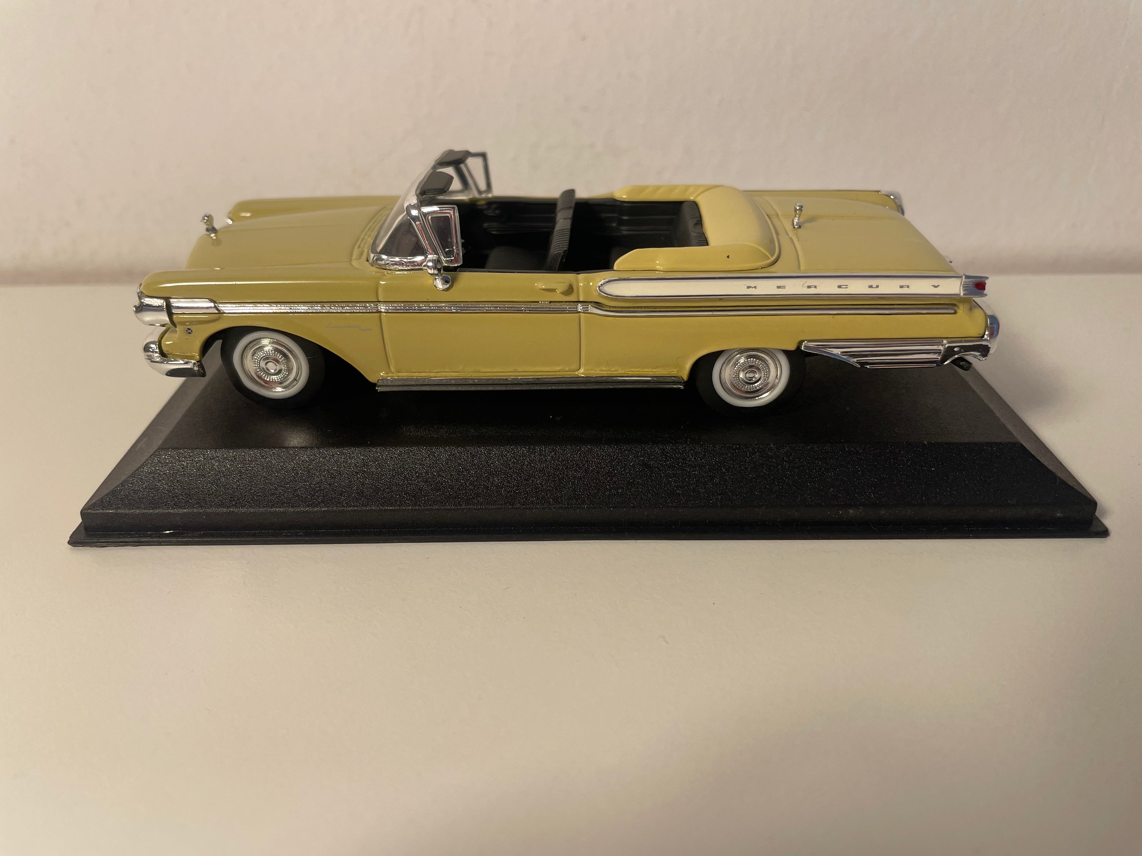 Mercury Turnpike Cruiser gielmé Mustard aus 1957 (amerikanescht Auto)