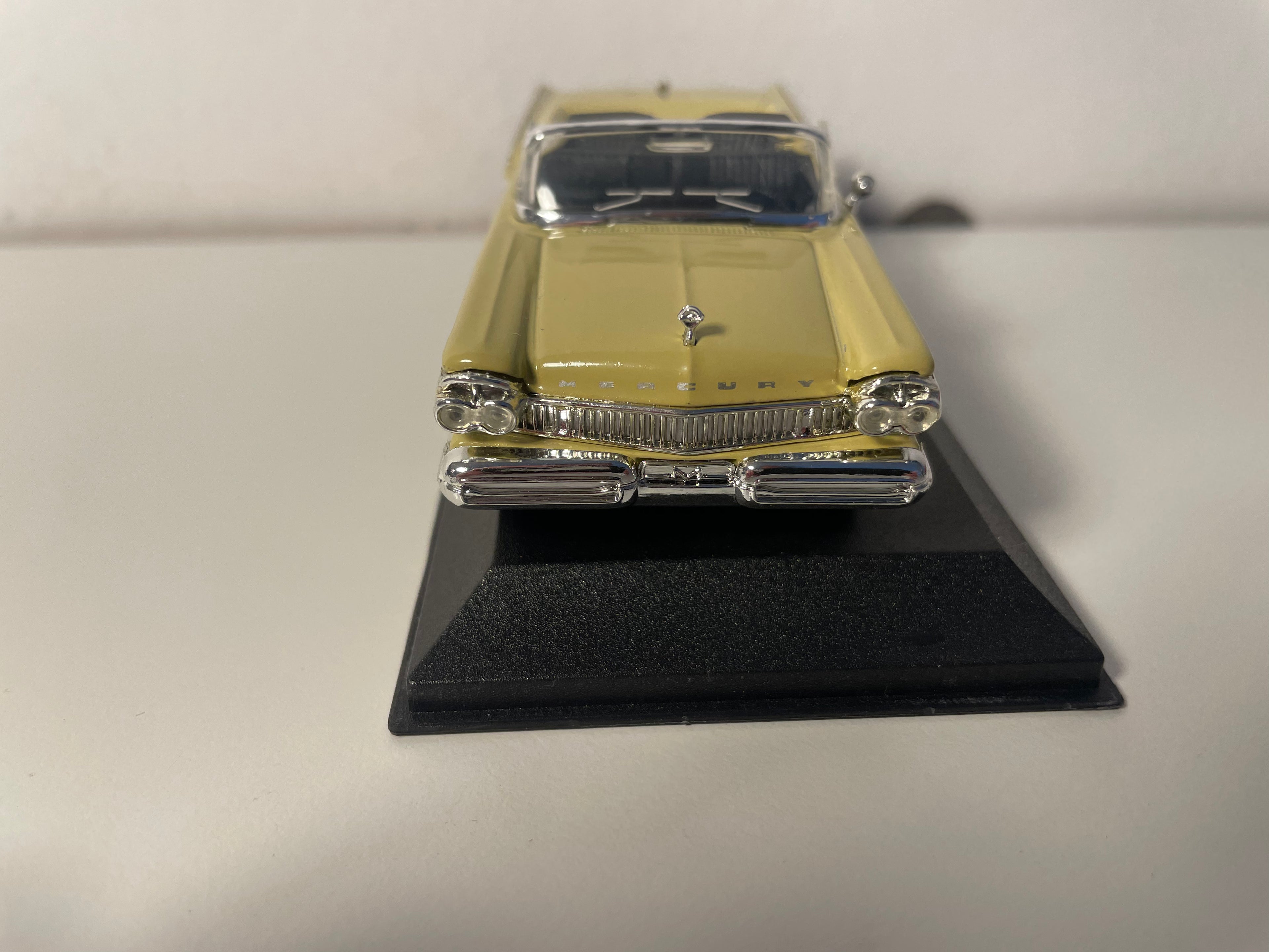 Mercury Turnpike Cruiser gielmé Mustard aus 1957 (amerikanescht Auto)