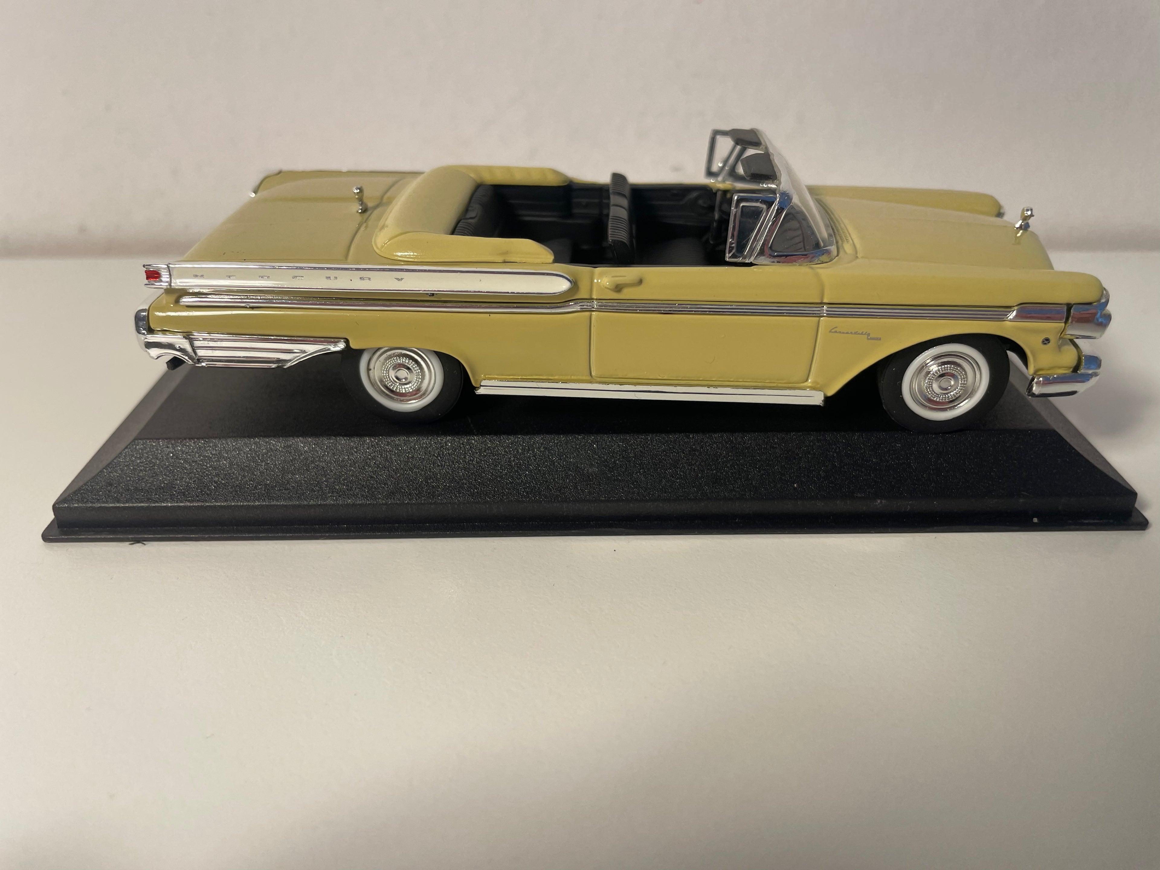 Mercury Turnpike Cruiser gielmé Mustard aus 1957 (amerikanescht Auto)