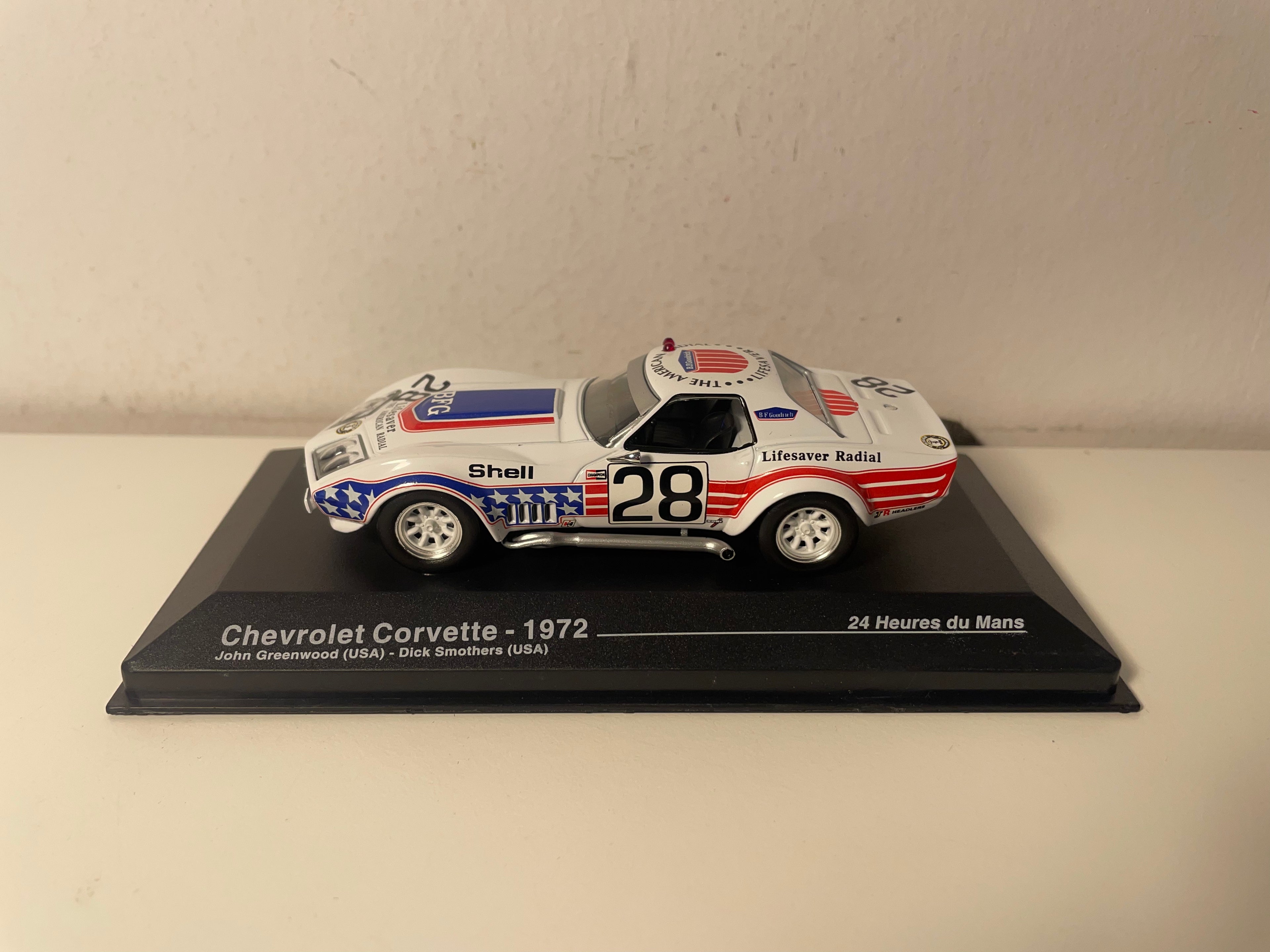Chevrolet Corvette wäiss, rout a blo Nummer 28 - 24 Stonnen vum Mans 1972