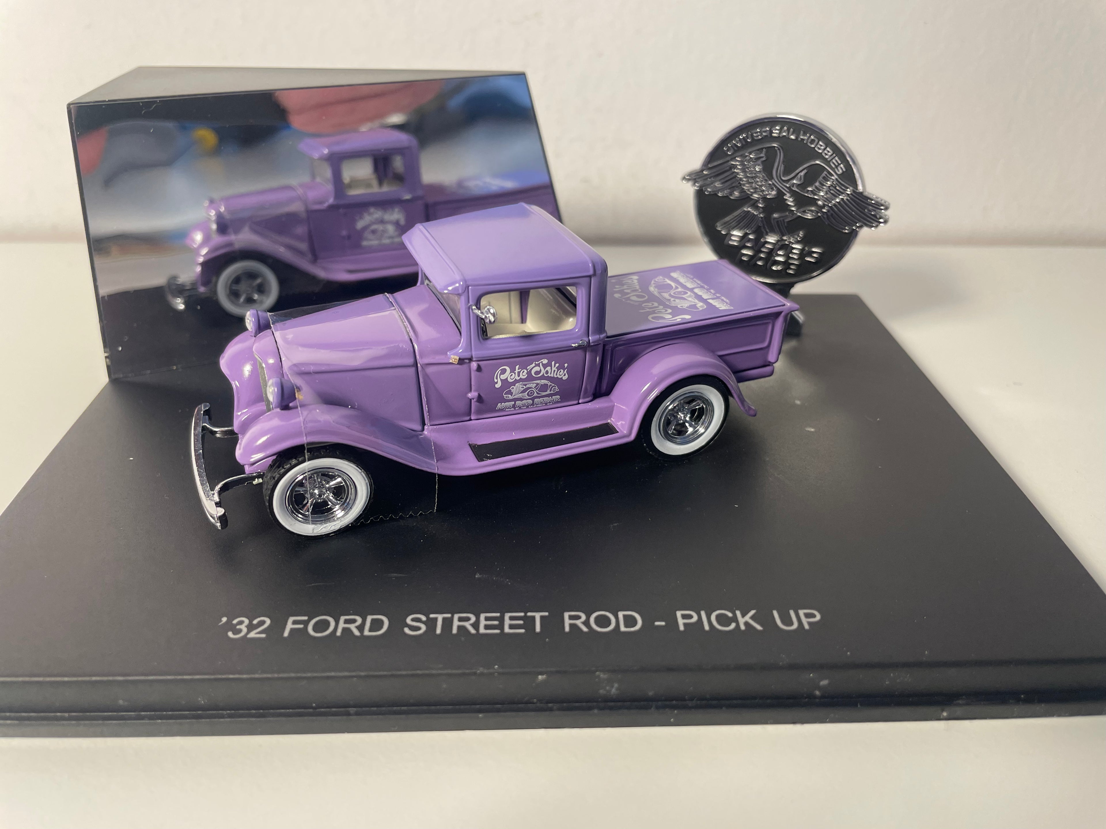 Purple Ford Pick-up (32 Ford Street Rod) - Eagle Collectibles by Universal Hobbies (American Car)