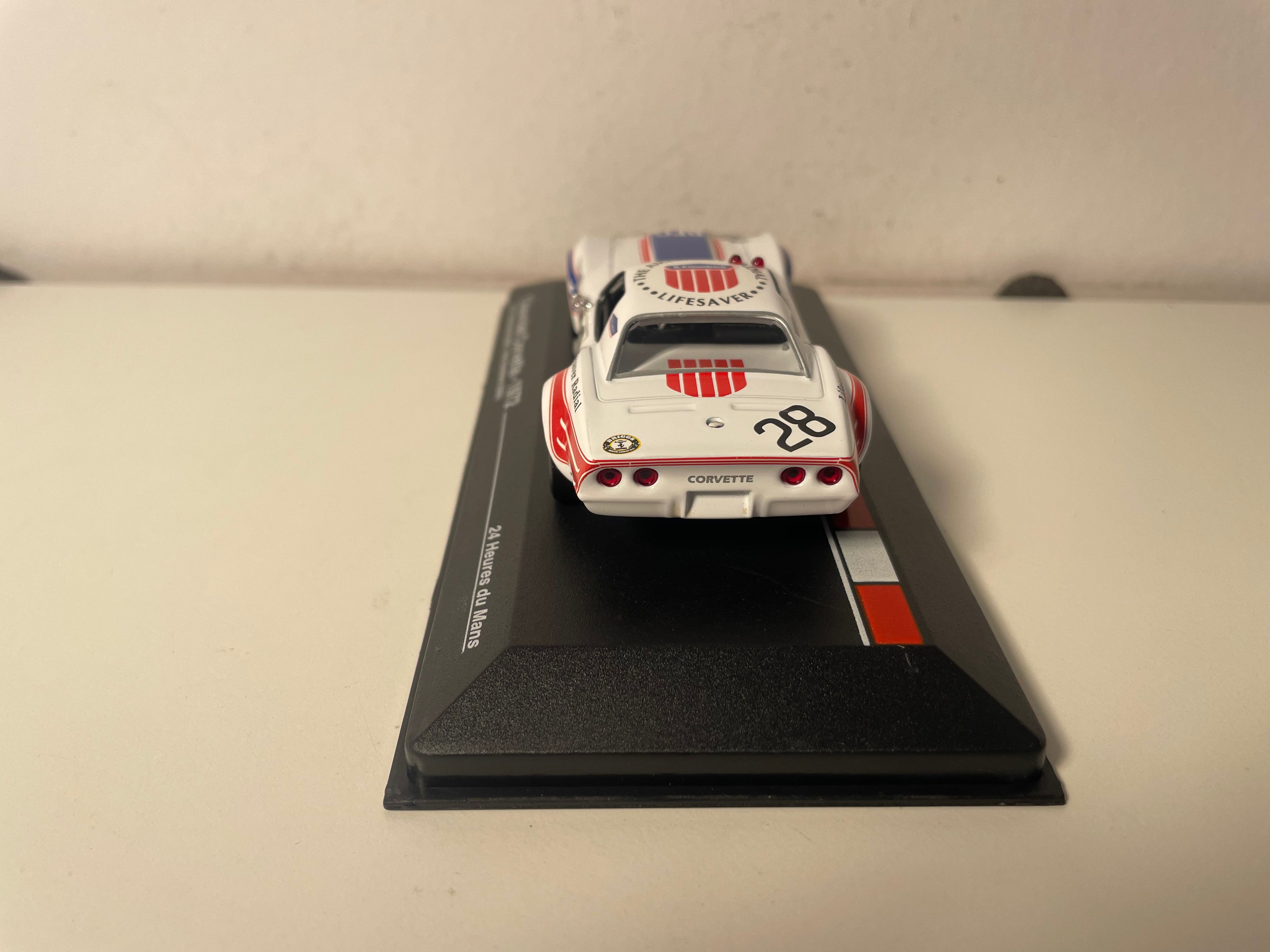Chevrolet Corvette wäiss, rout a blo Nummer 28 - 24 Stonnen vum Mans 1972