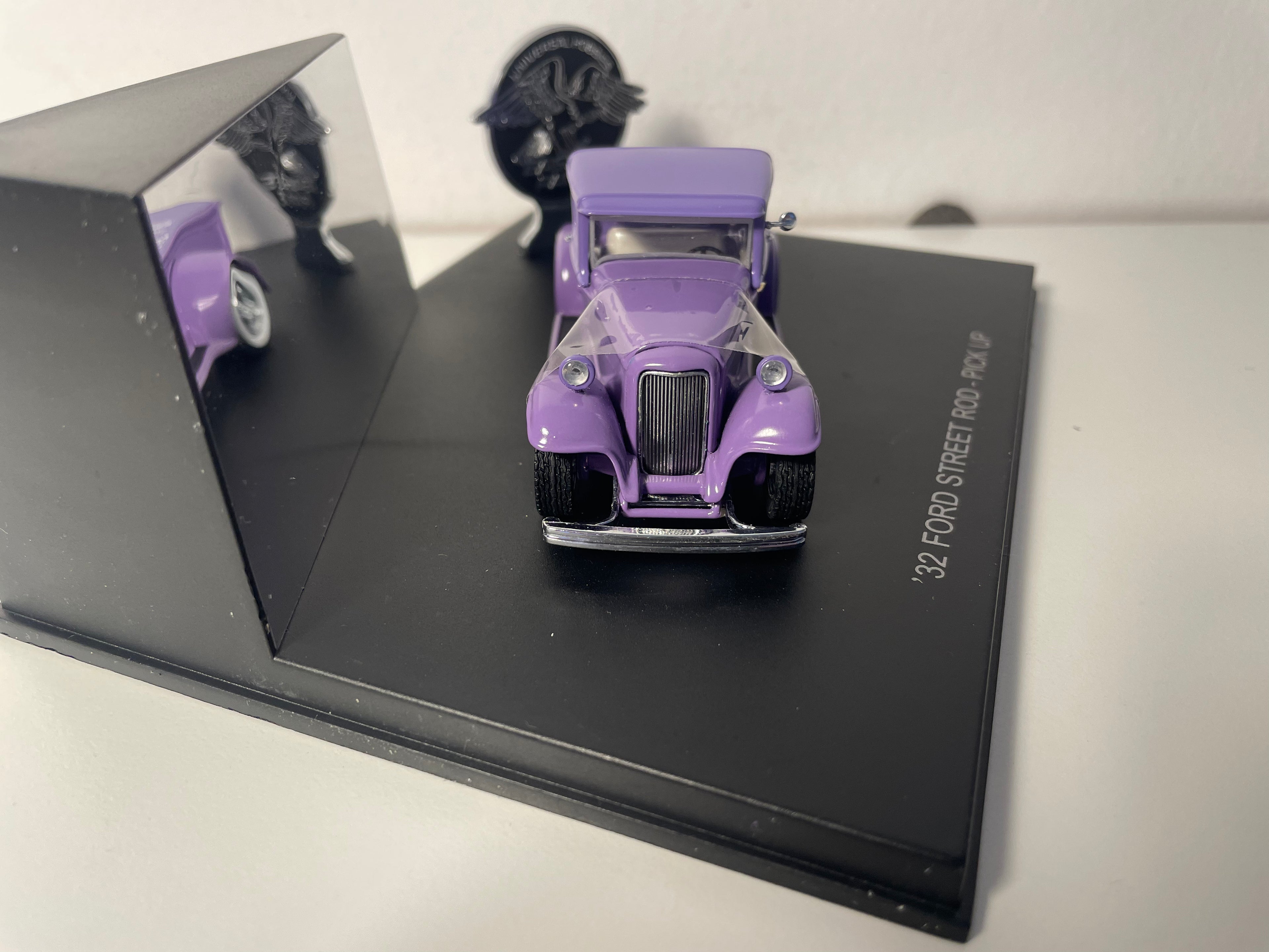 Purple Ford Pick-up (32 Ford Street Rod) - Eagle Collectibles by Universal Hobbies (American Car)