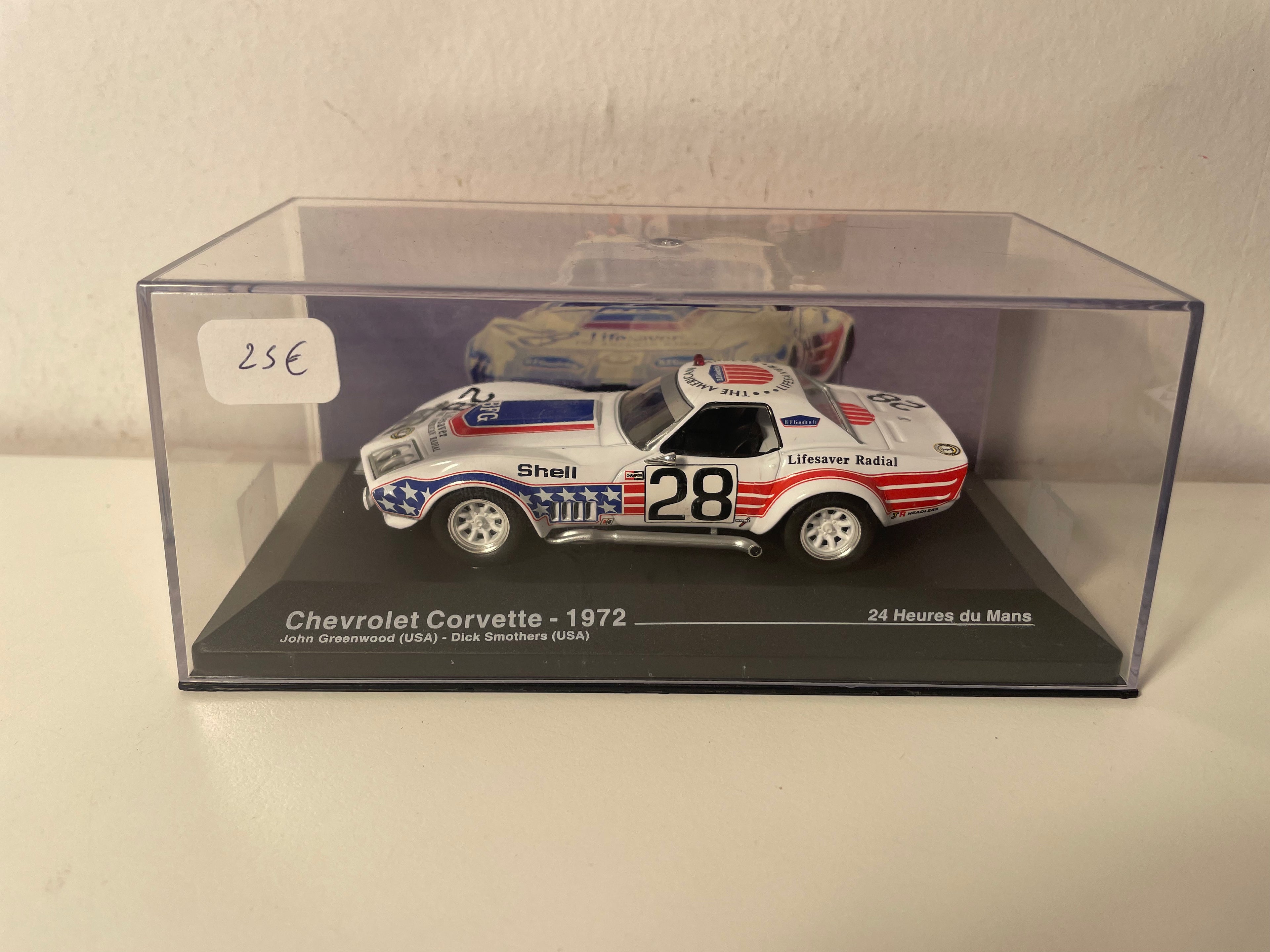 Chevrolet Corvette wäiss, rout a blo Nummer 28 - 24 Stonnen vum Mans 1972