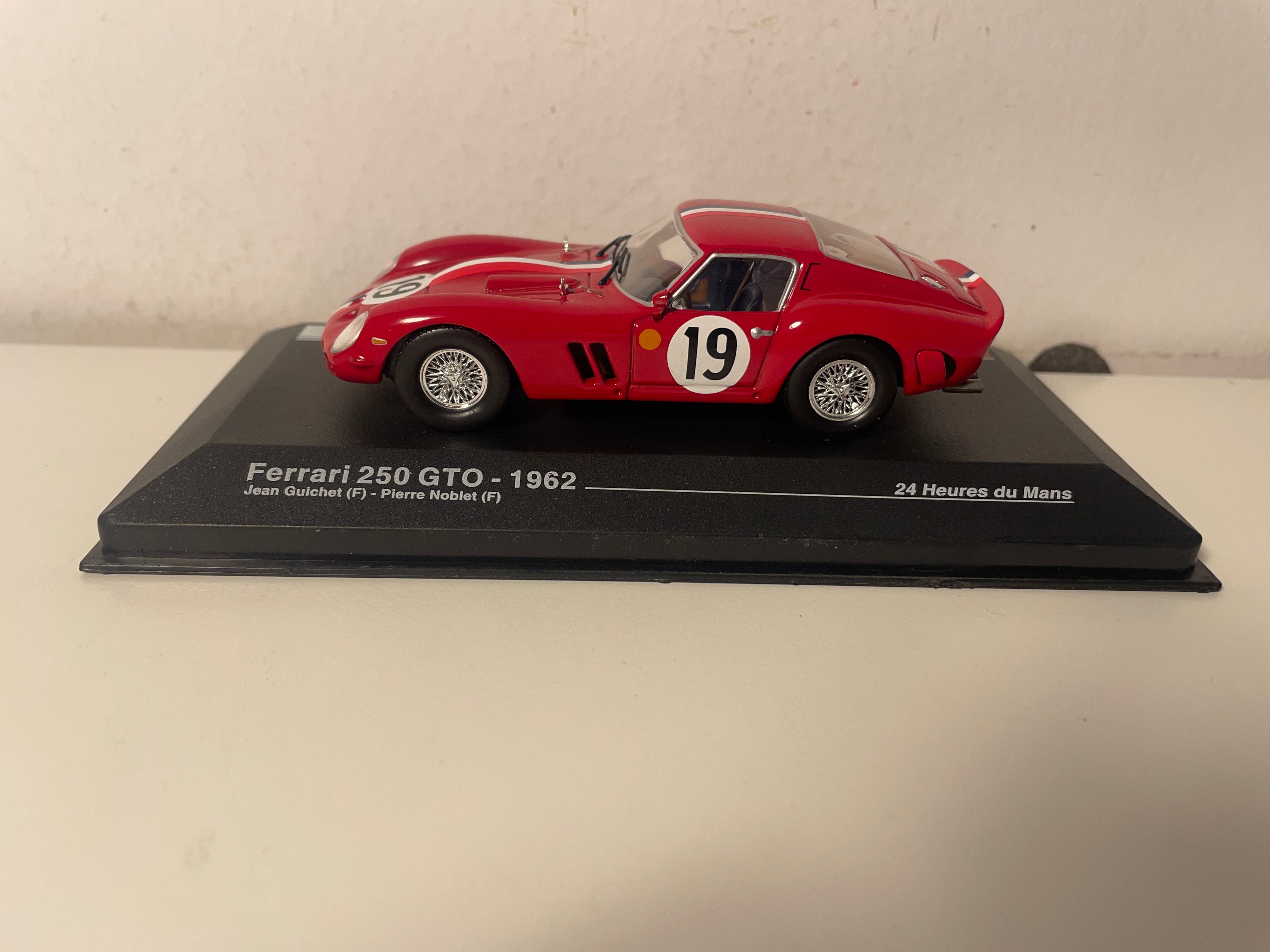 Ferrari 250 GTO rot mit blauen, weißen und roten Streifen Nummer 19 - 24 Stunden von Le Mans 1962