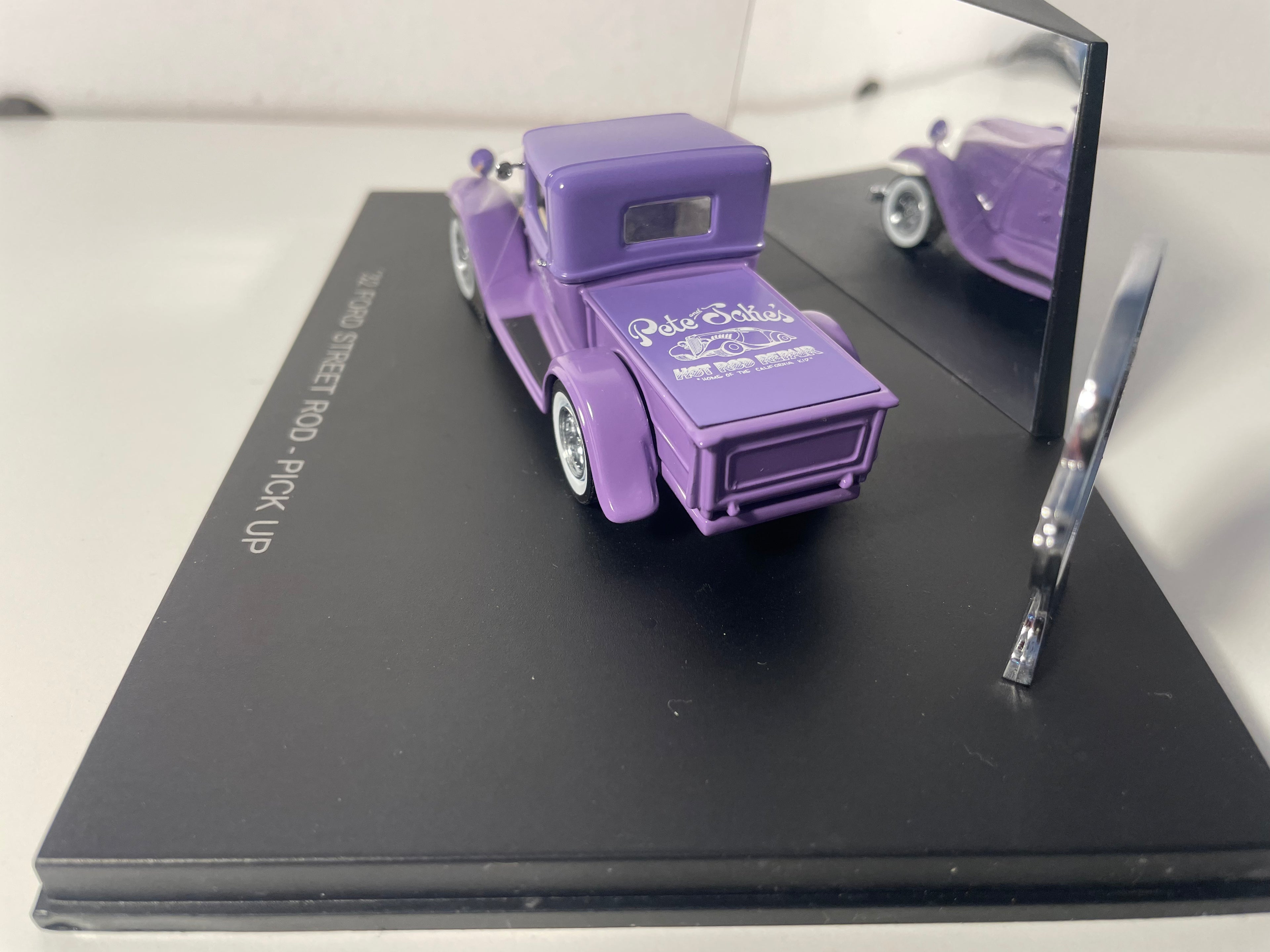 Purple Ford Pick-up (32 Ford Street Rod) - Eagle Collectibles by Universal Hobbies (American Car)