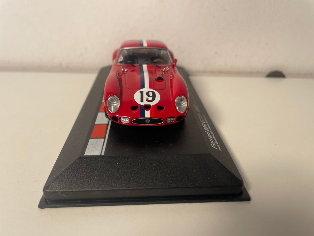 Ferrari 250 GTO rot mit blauen, weißen und roten Streifen Nummer 19 - 24 Stunden von Le Mans 1962