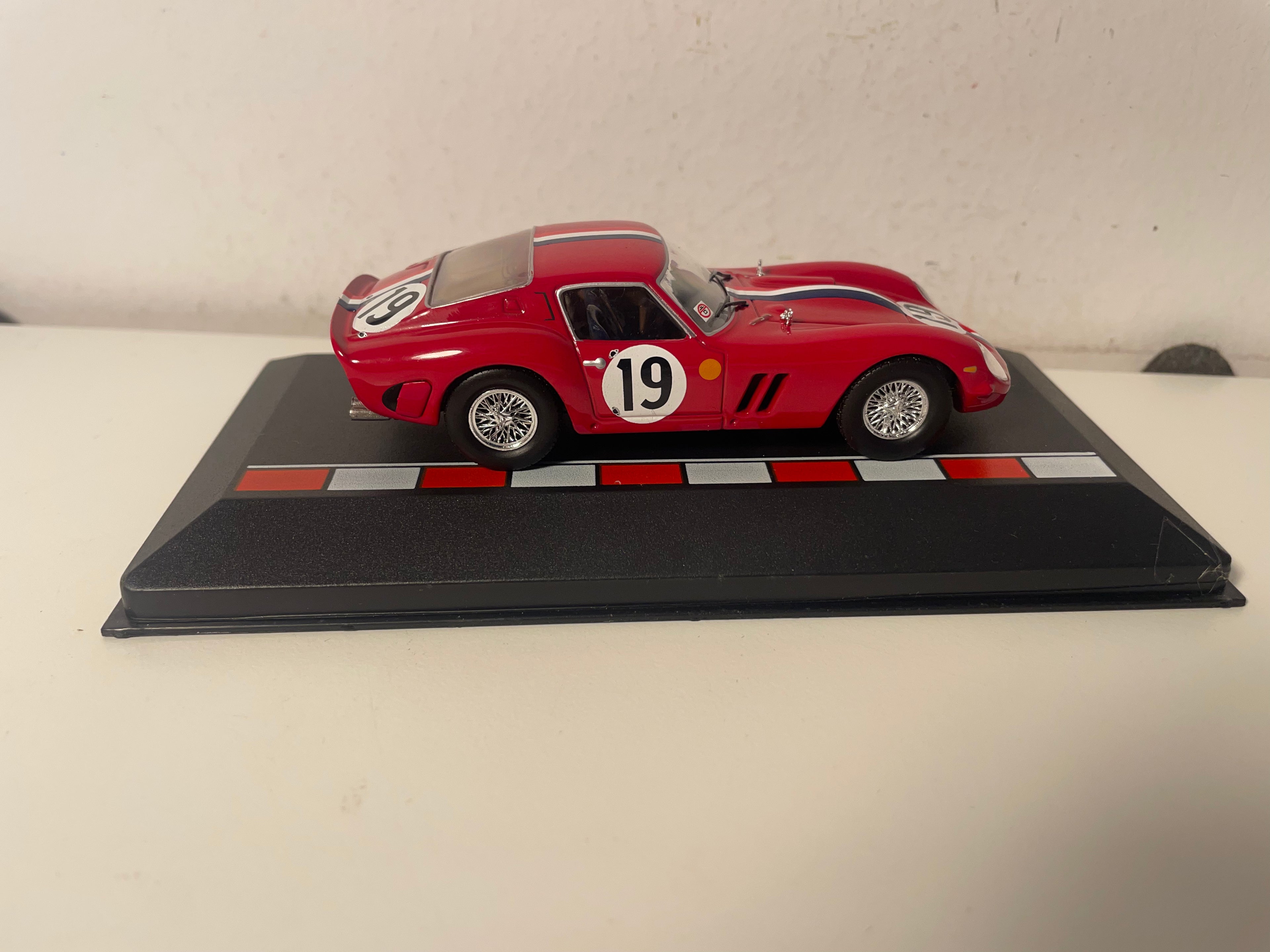 Ferrari 250 GTO rot mit blauen, weißen und roten Streifen Nummer 19 - 24 Stunden von Le Mans 1962