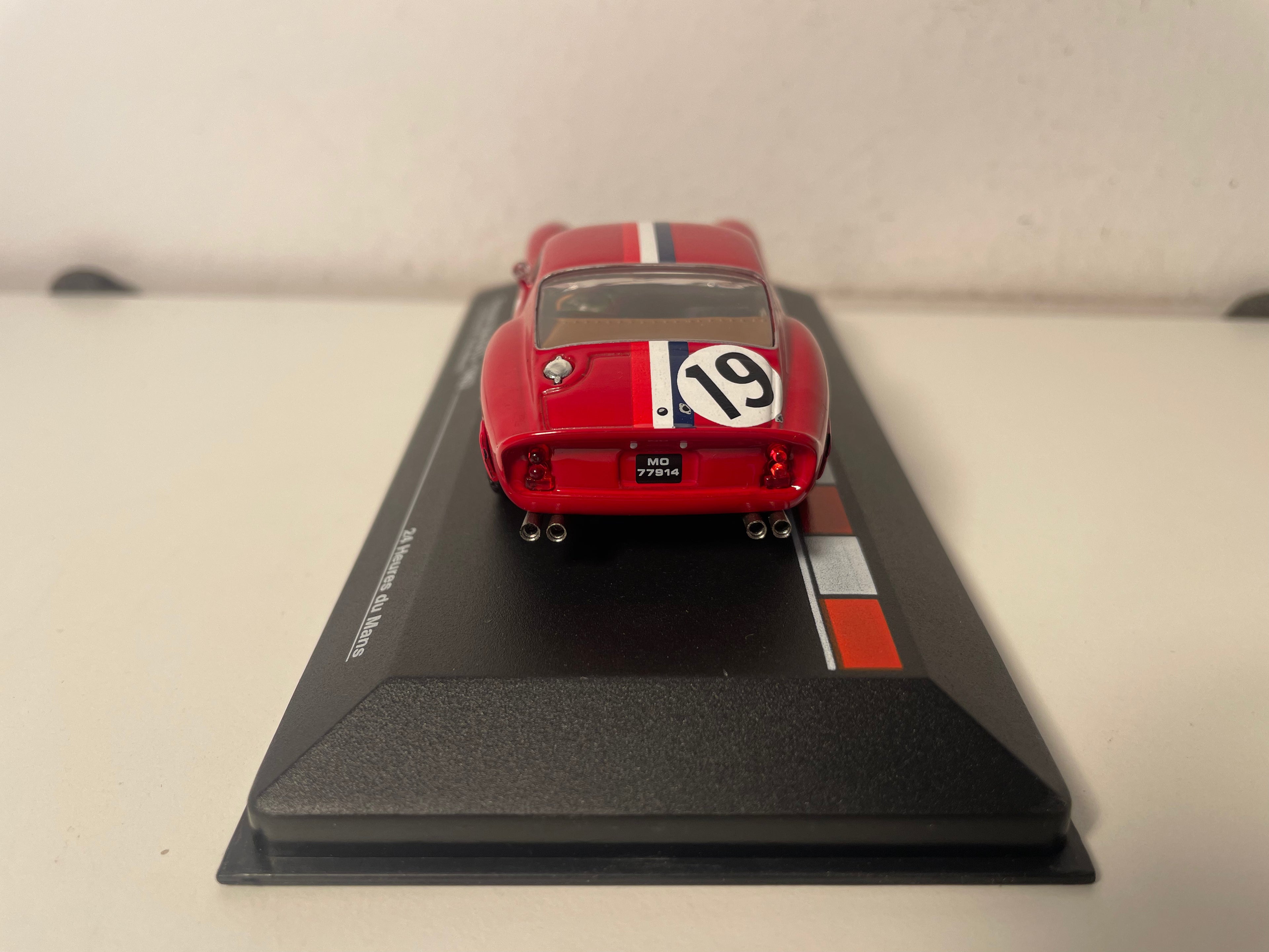 Ferrari 250 GTO rot mit blauen, weißen und roten Streifen Nummer 19 - 24 Stunden von Le Mans 1962