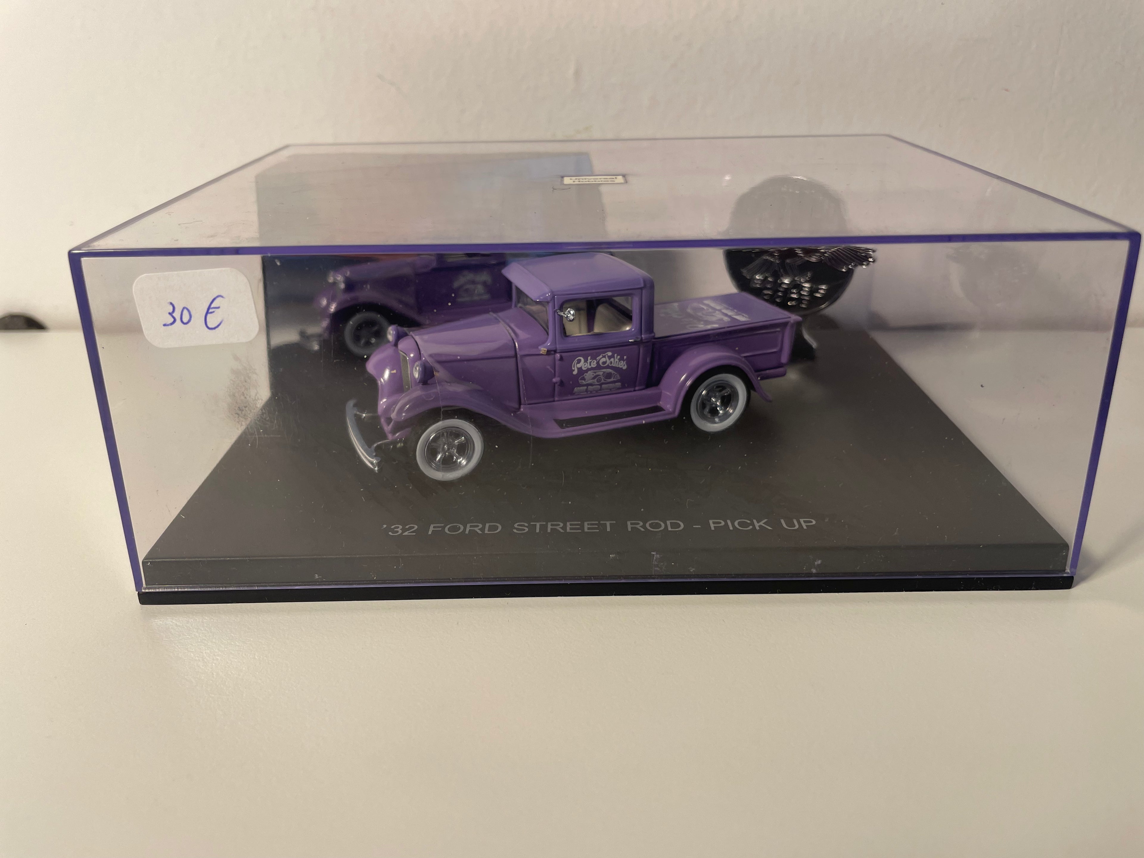 Purple Ford Pick-up (32 Ford Street Rod) - Eagle Collectibles by Universal Hobbies (American Car)