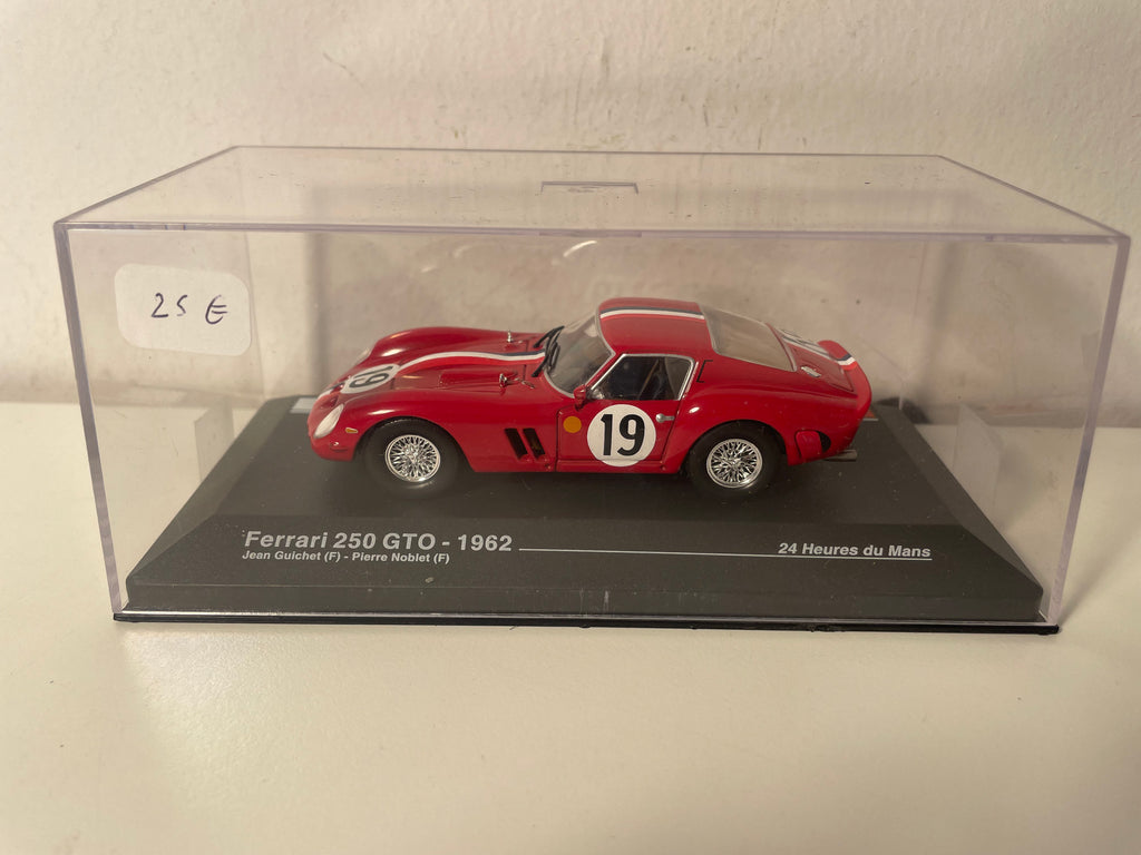 Ferrari 250 GTO rot mit blauen, weißen und roten Streifen Nummer 19 - 24 Stunden von Le Mans 1962