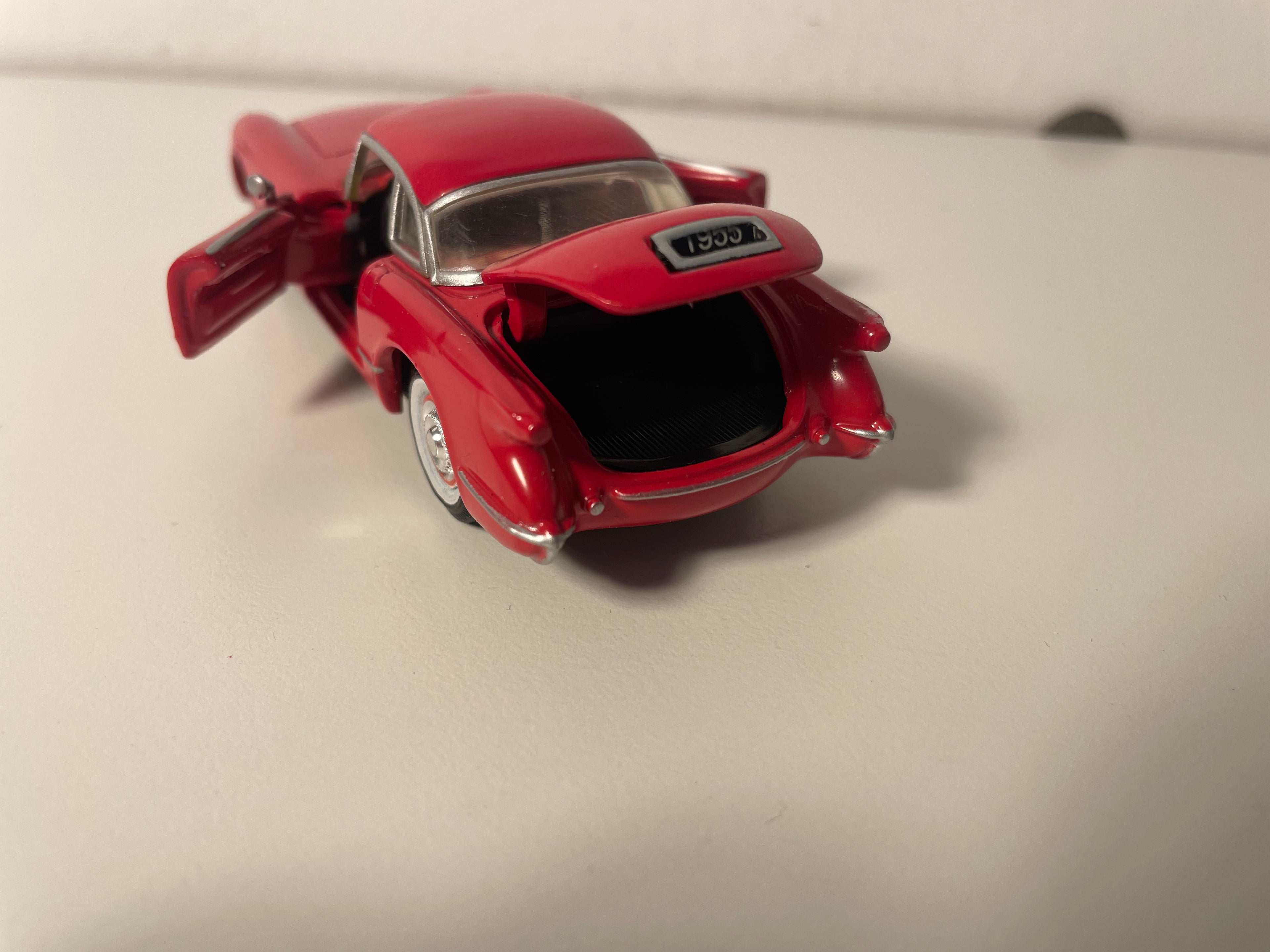 Chevrolet Corvette kabriolet czerwony z 1957 roku (samochód amerykański)